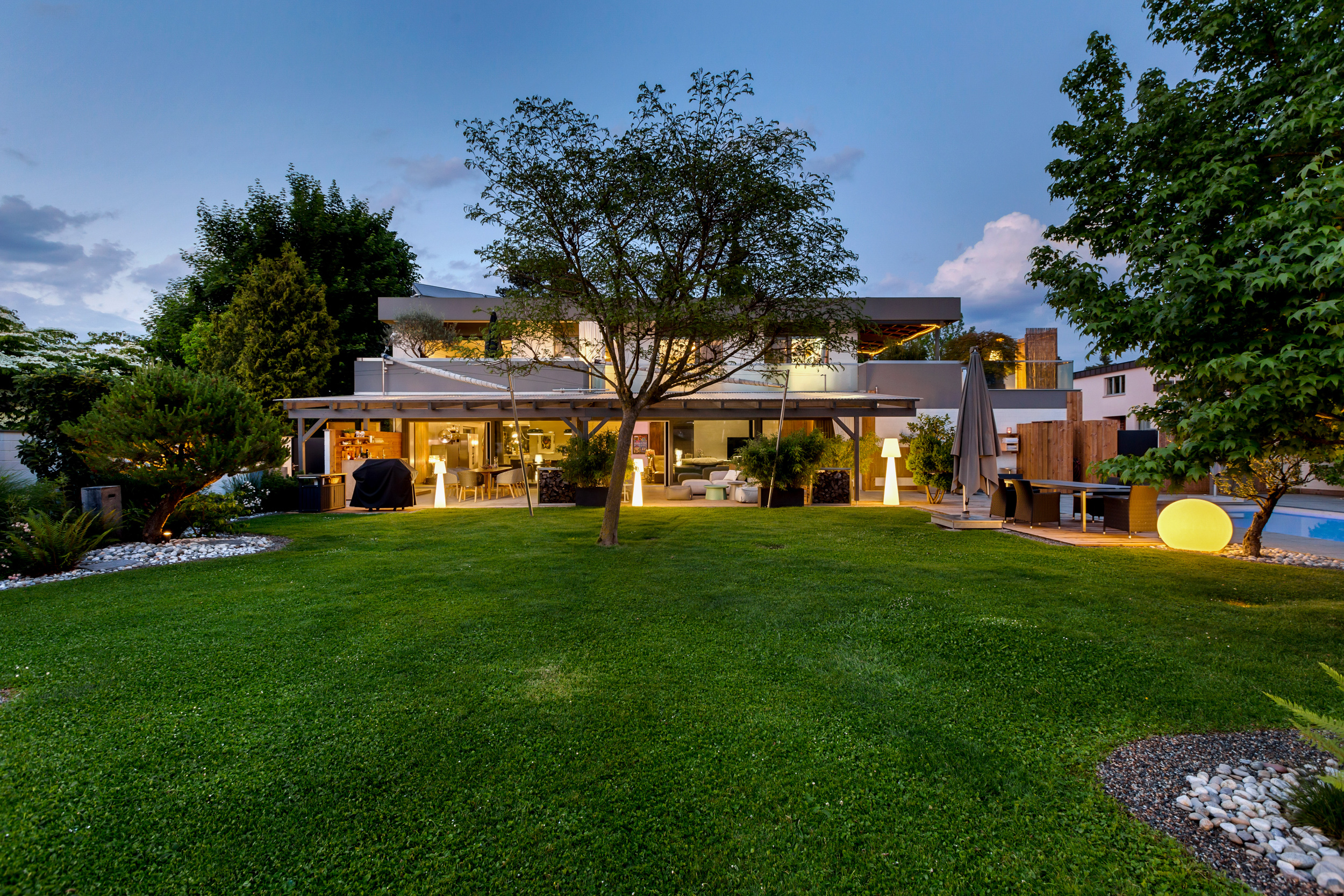 Auch Abends erstrahlt die Villa im schönsten Licht.