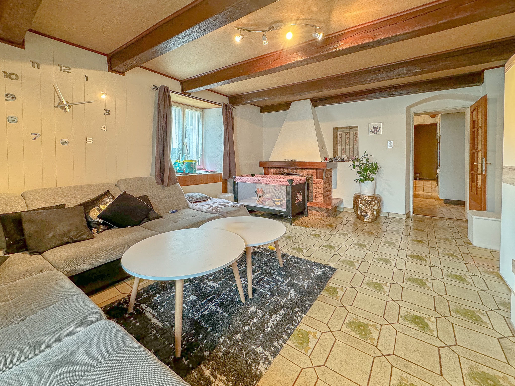 Duplex Ouest : espace salon avec cheminée 