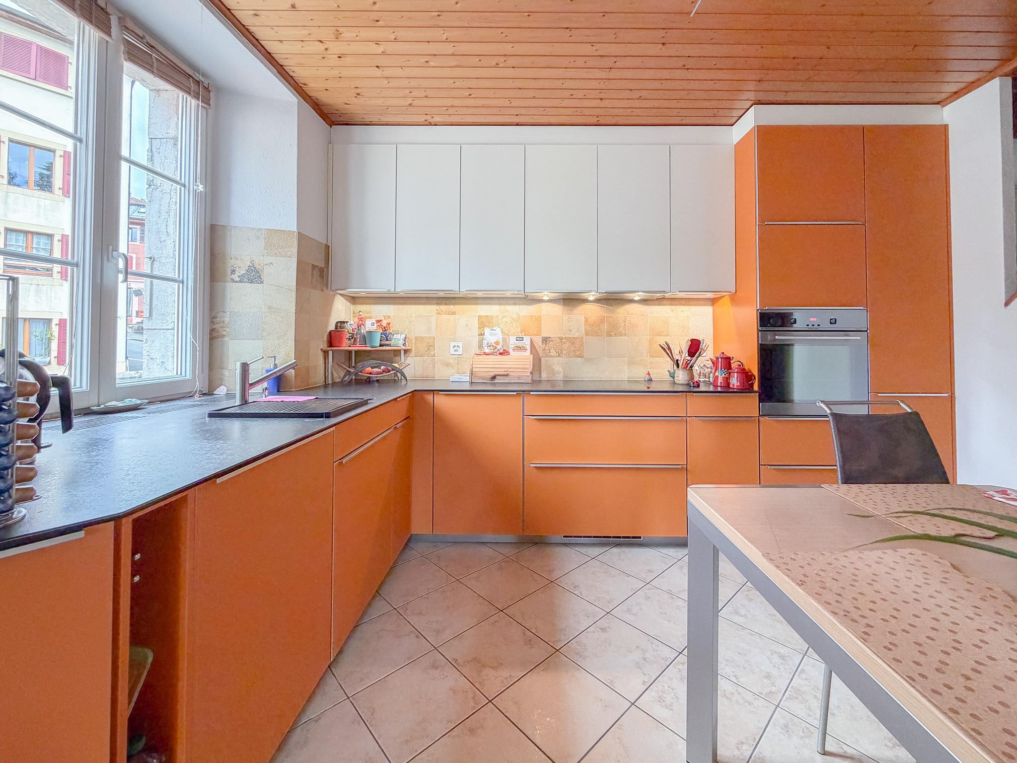 Rez-de-chaussée, cuisine agencée