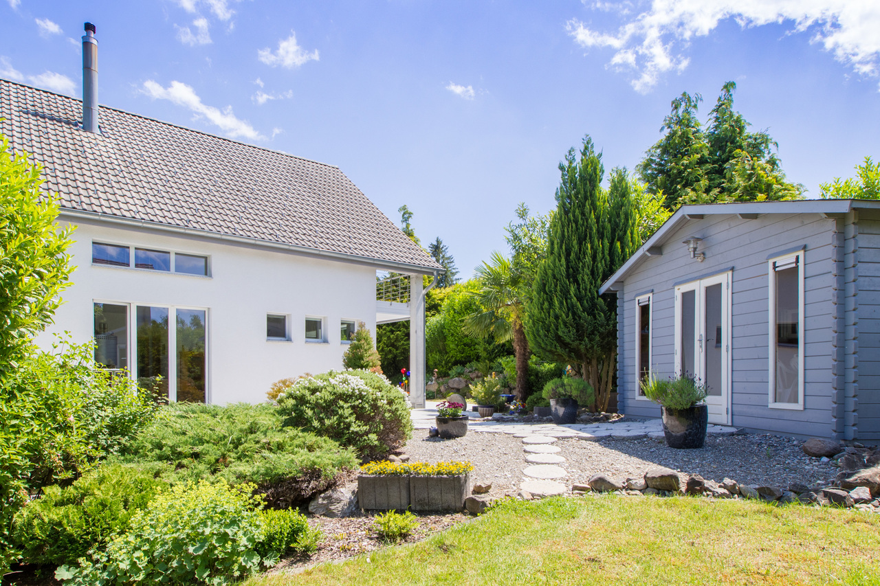 Zauberhafter Gartenbereich mit Gartenhaus. Zauberhafter Gartenbereich mit Gartenhaus.