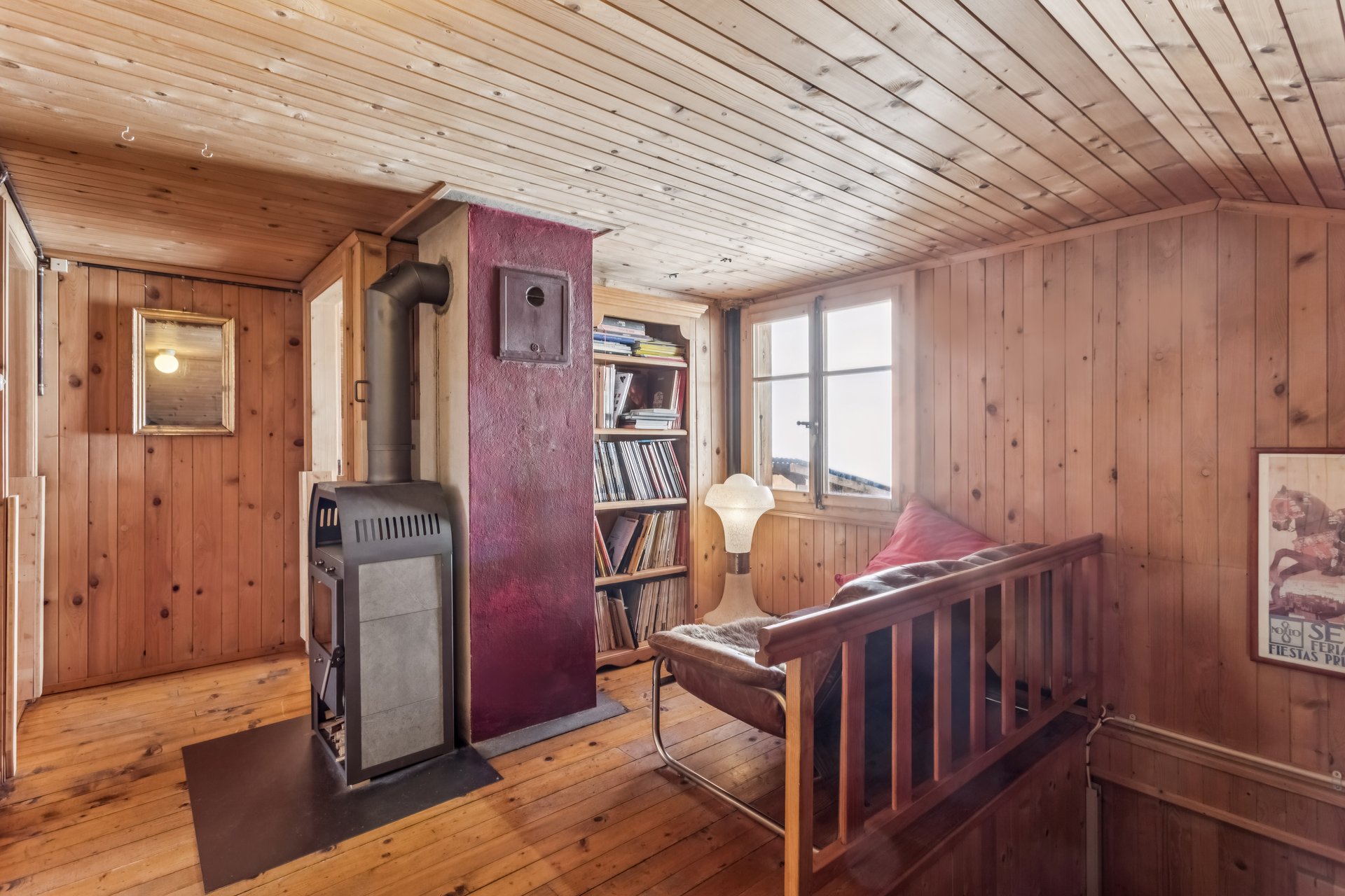 Hall de distribution de l'étage avec poêle 