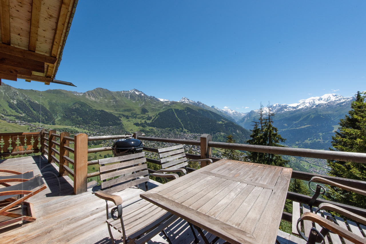 Terrasse en bois avec vue panoramique sur les montagnes – Chalet Le Varouet  à vendre - Verbier