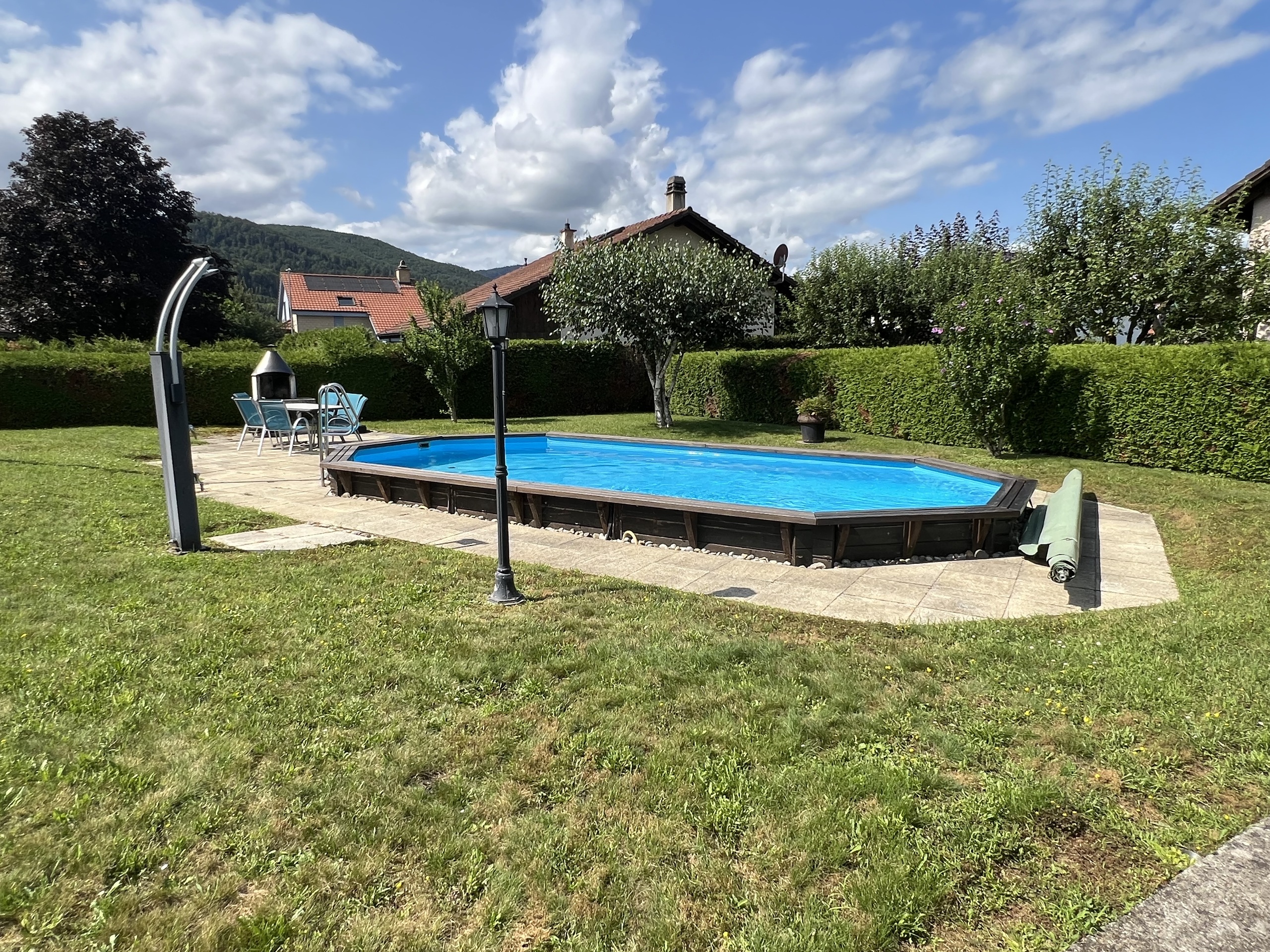 Heated swimming pool with outdoor shower