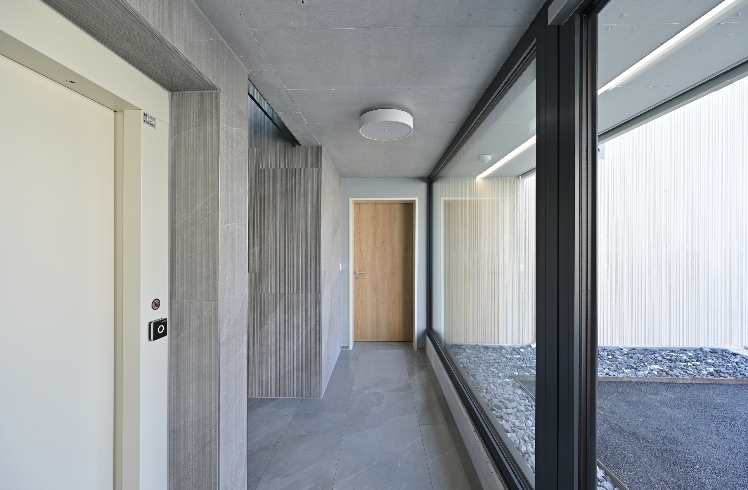 WOHNUNGSZUGANG MIT LIFT IM TREPPENHAUS