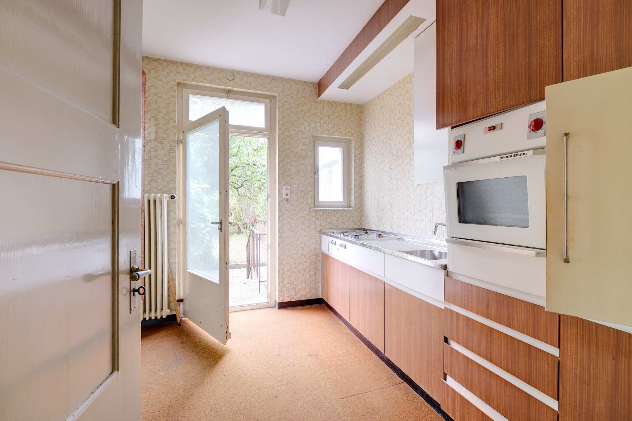 Küche mit Zugang zum Balkon und in den Garten