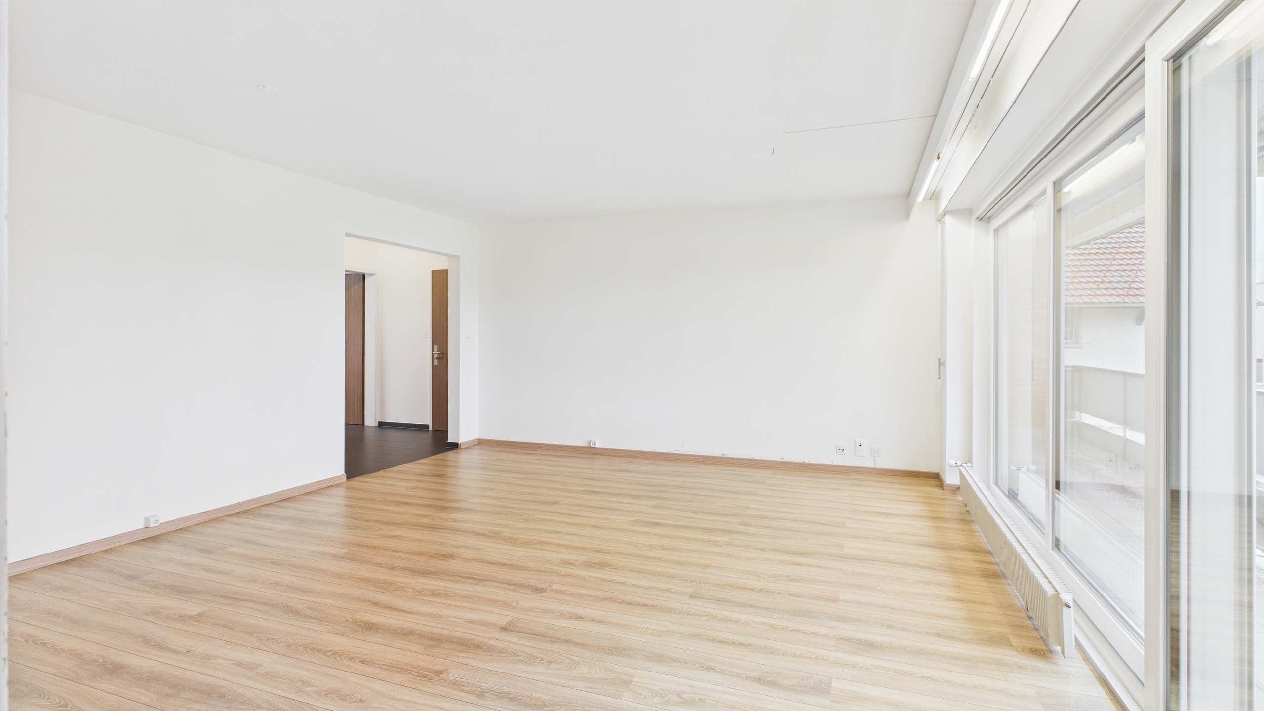 Heller Wohnbereich mit Ausgang auf den grossen Balkon Heller Wohnbereich mit Ausgang auf den grossen Balkon