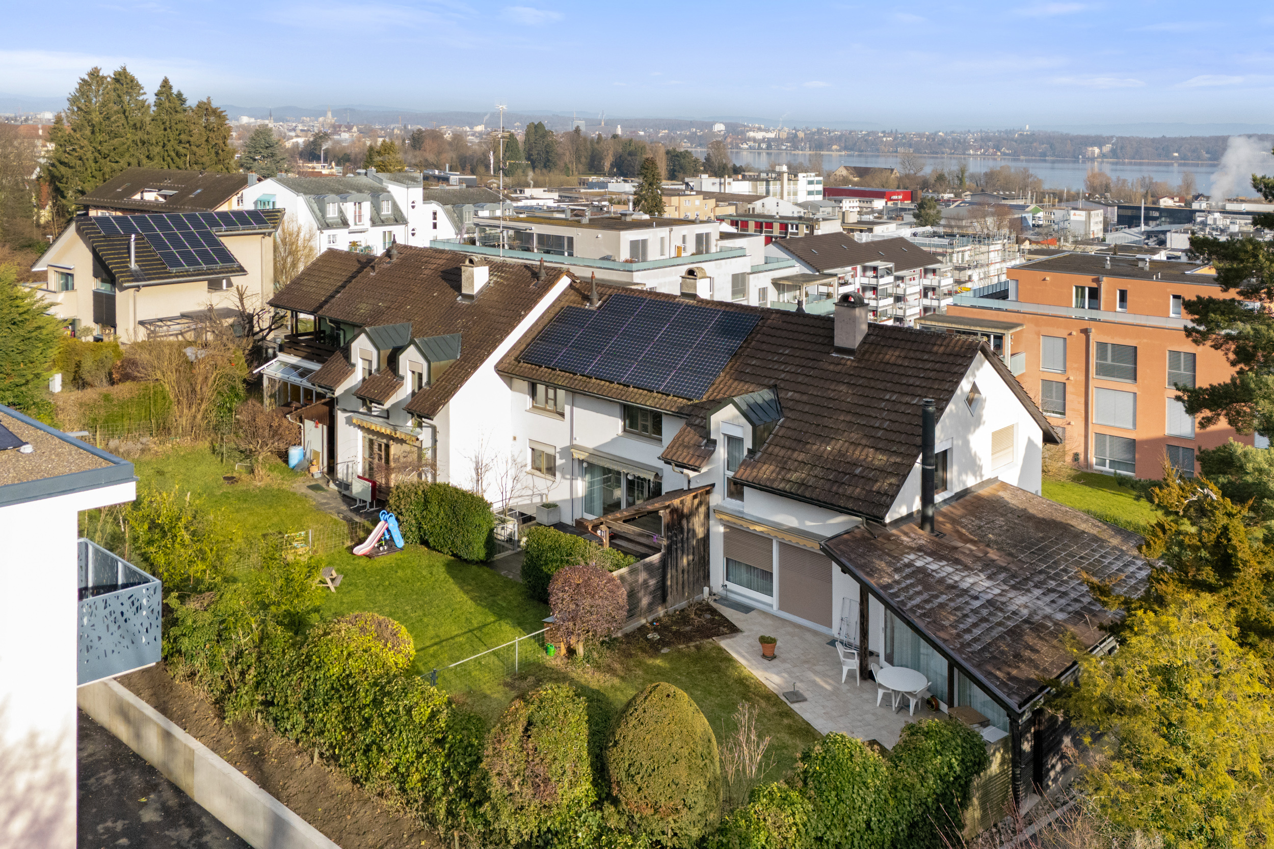 Nachhaltigkeit: Photovoltaikanlage und Wallbox in der Garage. Nachhaltigkeit: Photovoltaikanlage und Wallbox in der Garage.