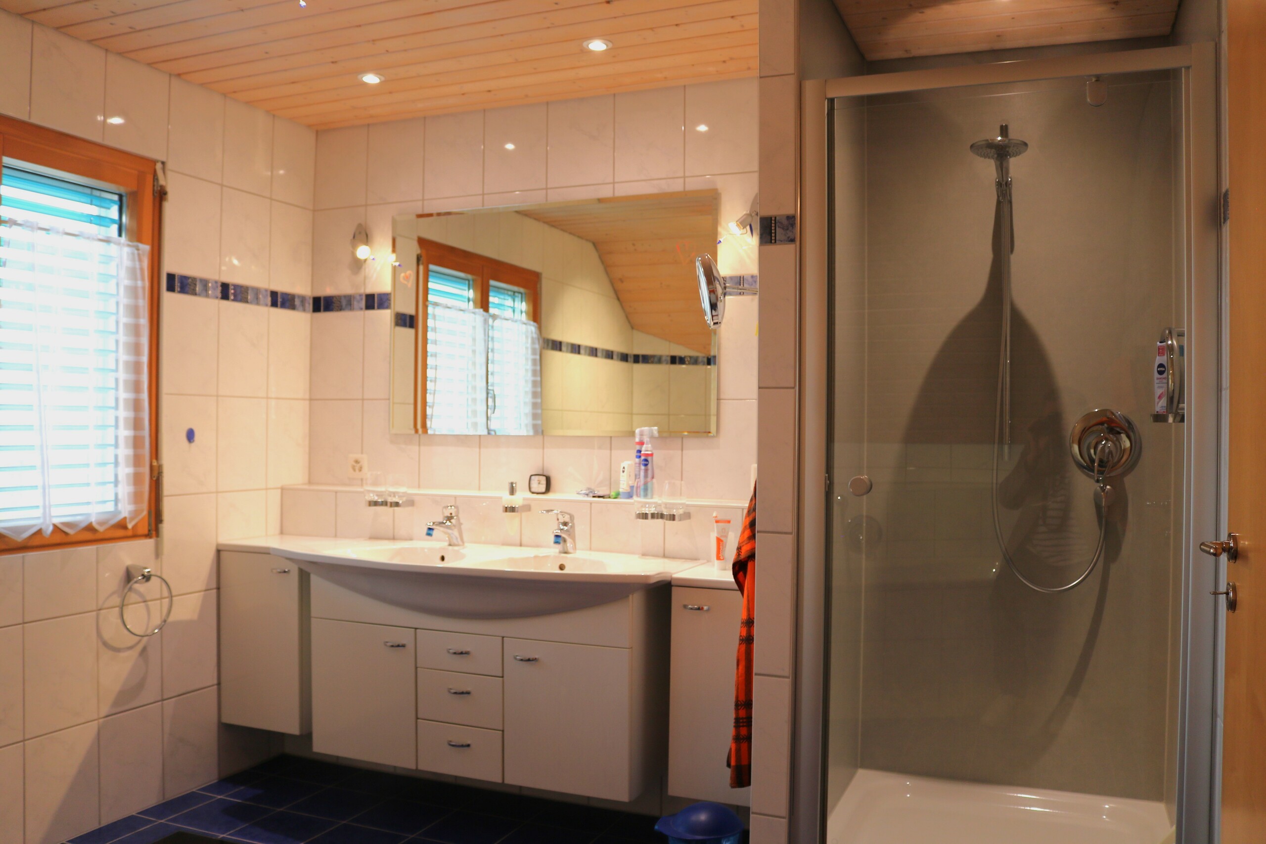 Bad / Dusche / WC Bad / Dusche / WC