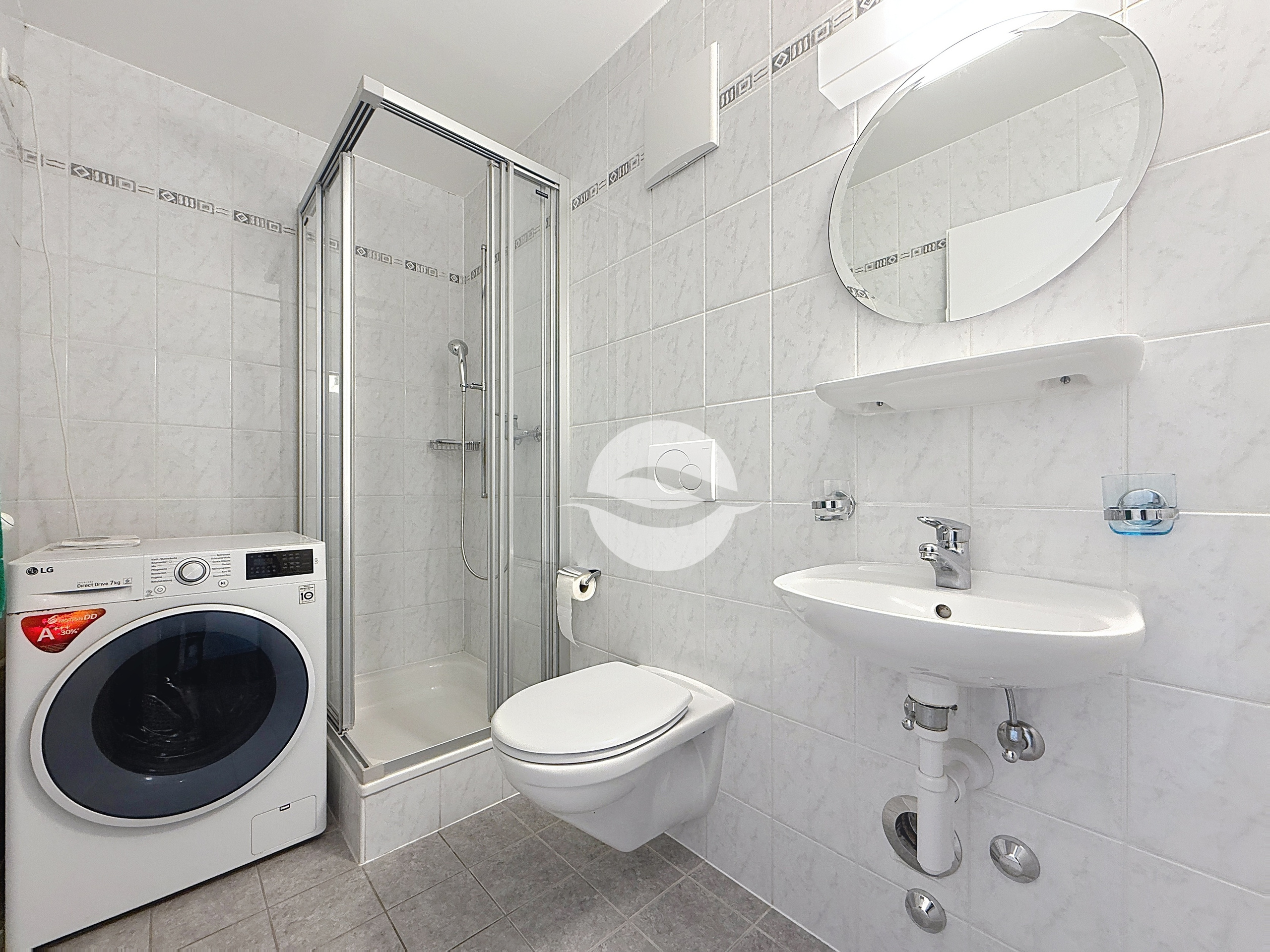 Salle de douche avec lave-linge