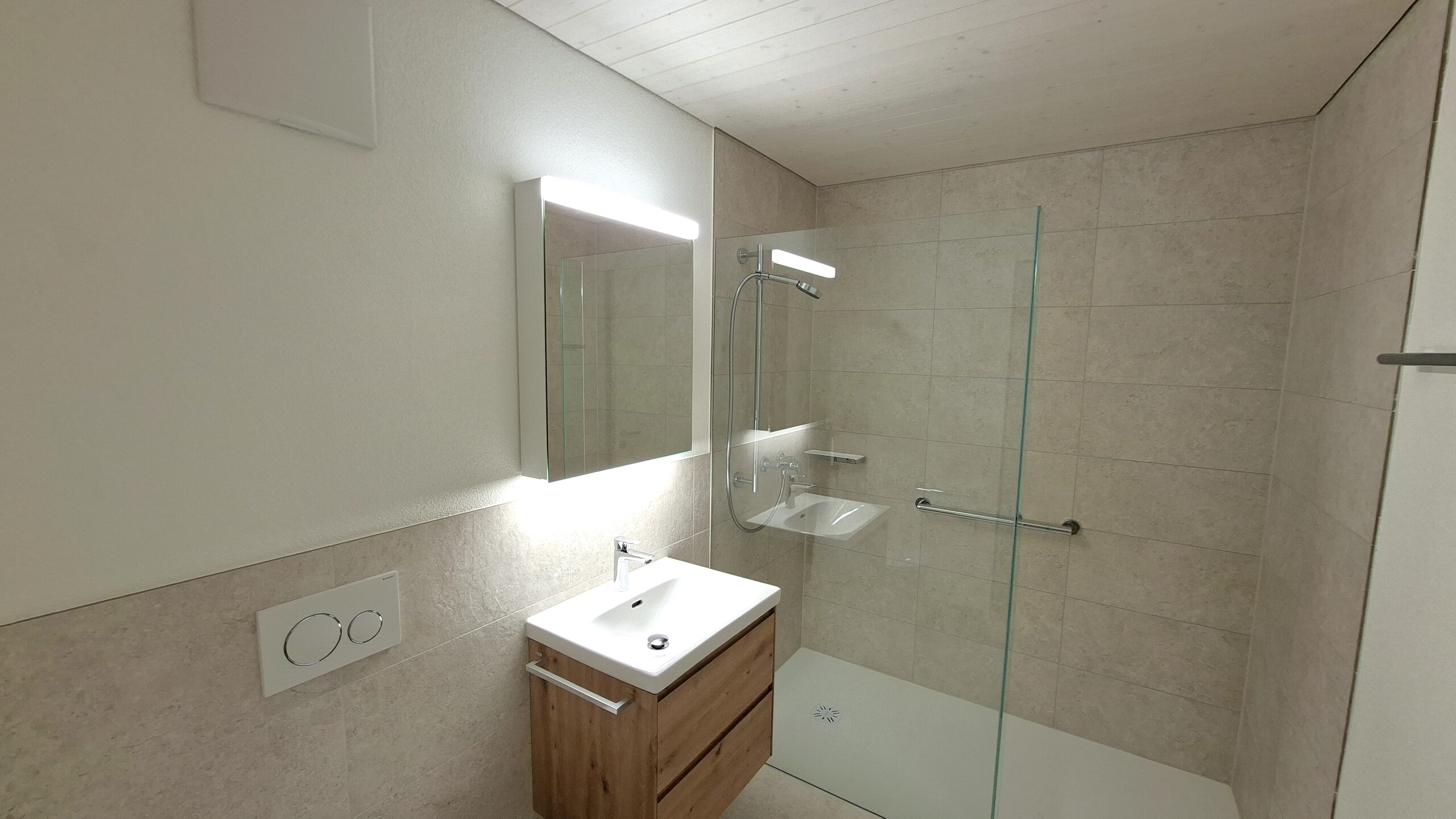 Badezimmer mit Duschkabine Badezimmer mit Duschkabine