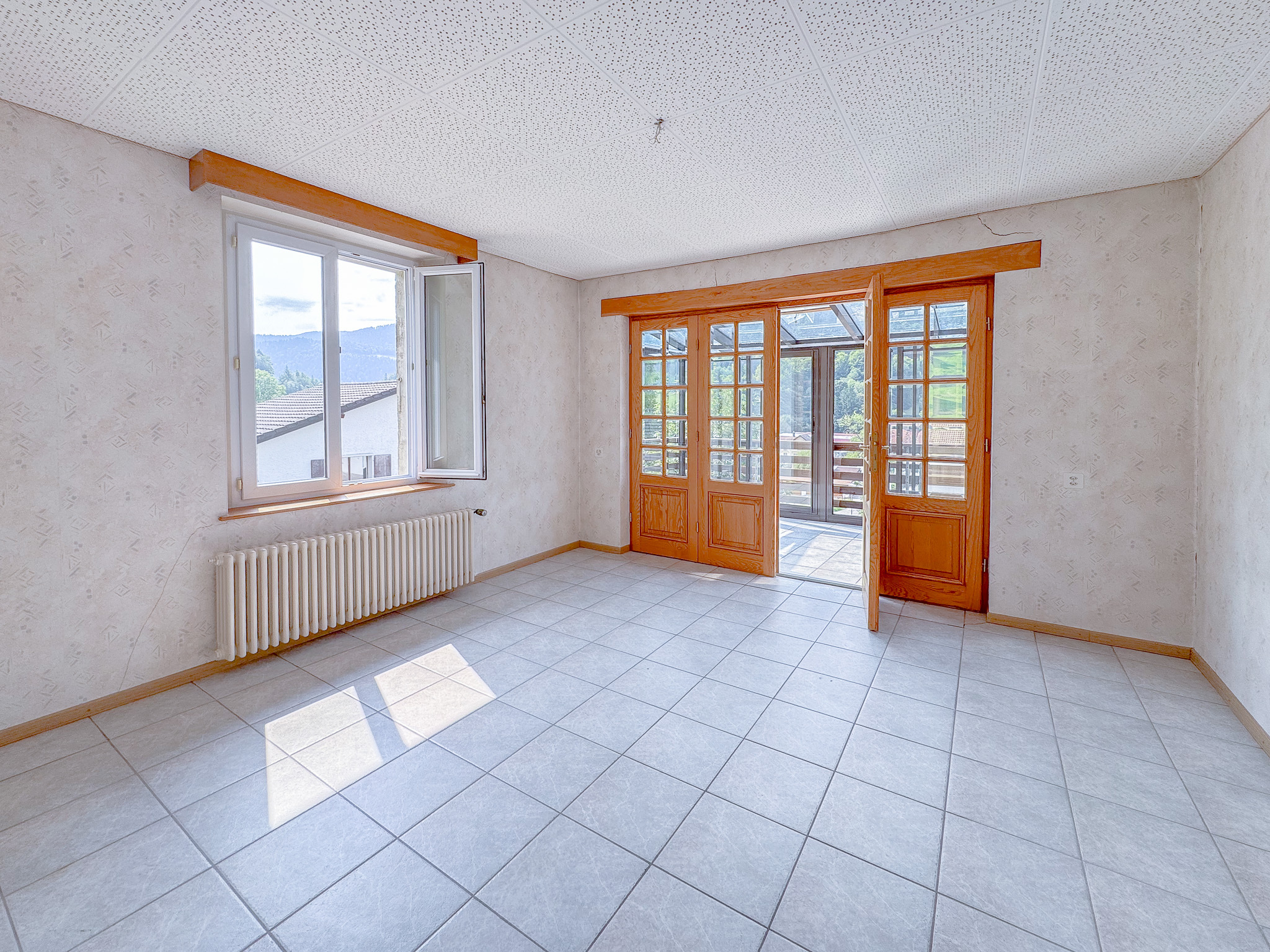 Appt vacant au 1er : 1 grande chambre avec accès au balcon vitré