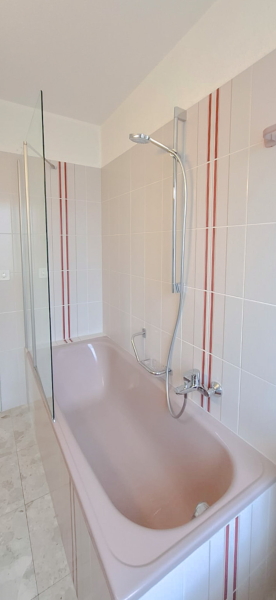 Salle d'eau avec baignoire