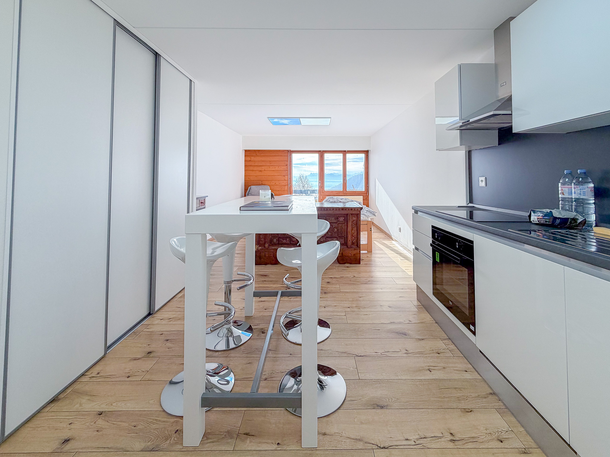 Espace de vie lumineux composé d'une cuisine et l'espace chambre