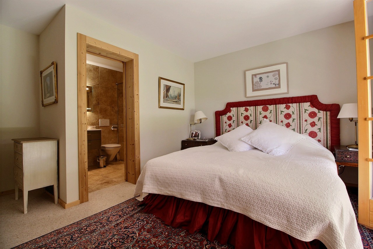 Une chambre double et sa salle de bains en suite