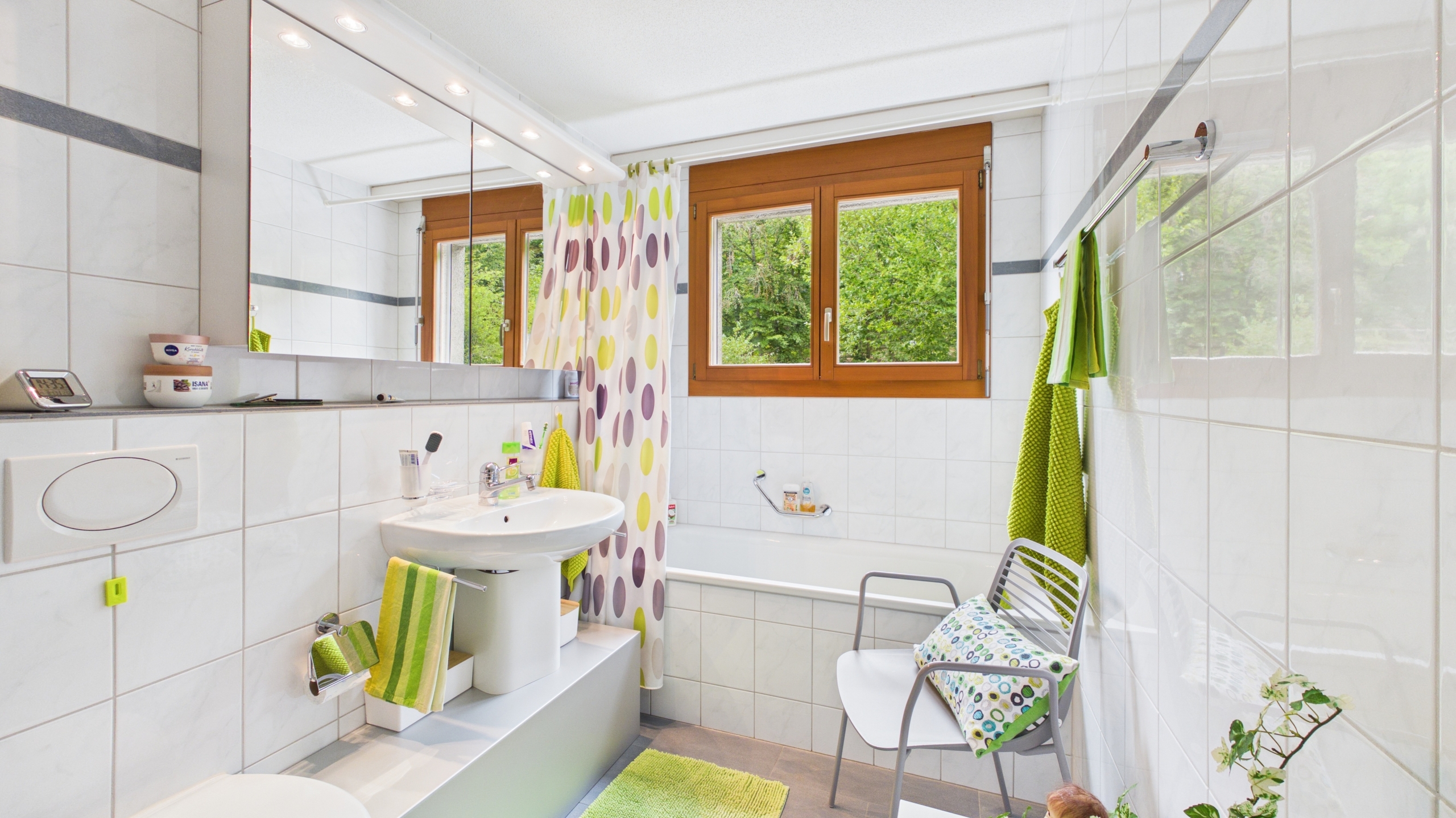 Bad mit Badewanne und WM/Tumbler 