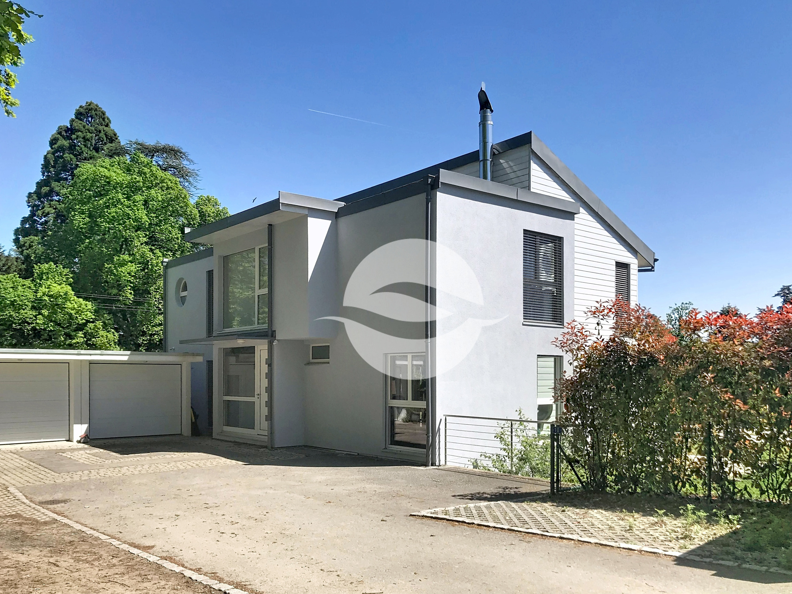 Extérieur Vue entrée de la maison et garage