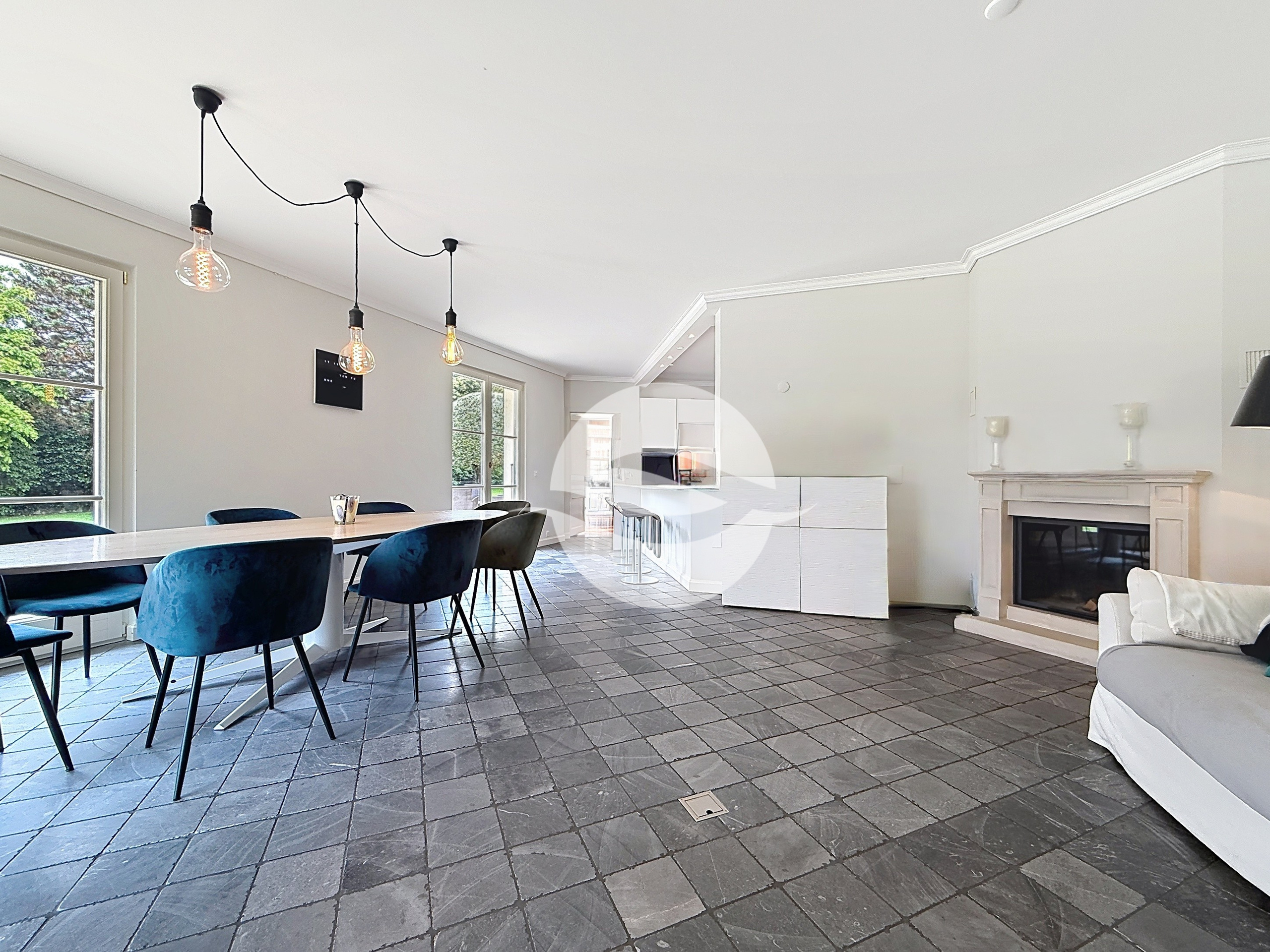 Cuisine équipée avec espace repas et cheminée Cuisine équipée avec espace repas et cheminée