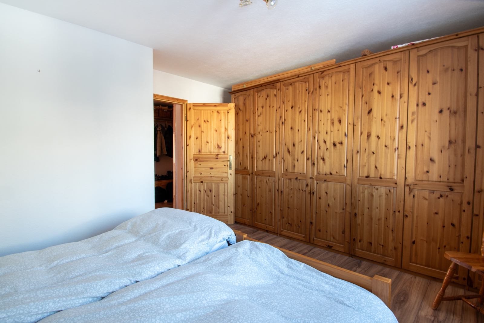 Chambre avec grandes armoires