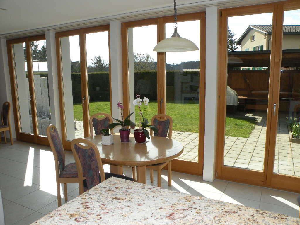 Wohnzimmer mit Gartenblick