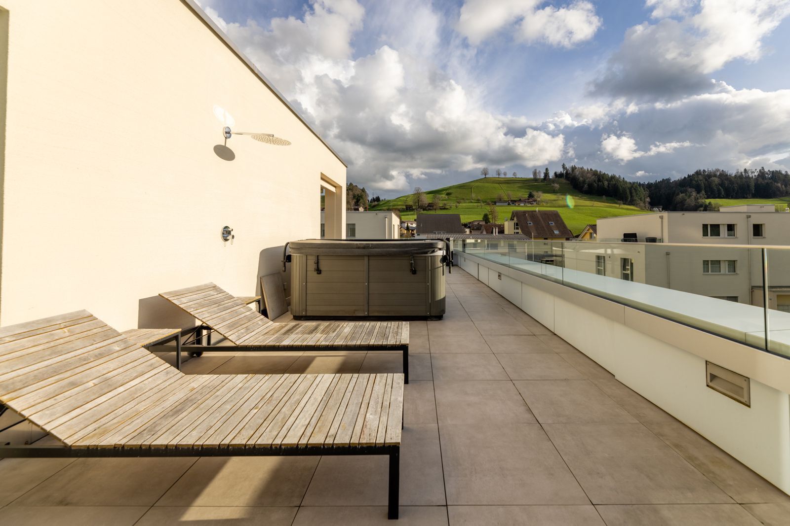 Terrasse (mit oder ohne Jacuzzi ist noch unklar)