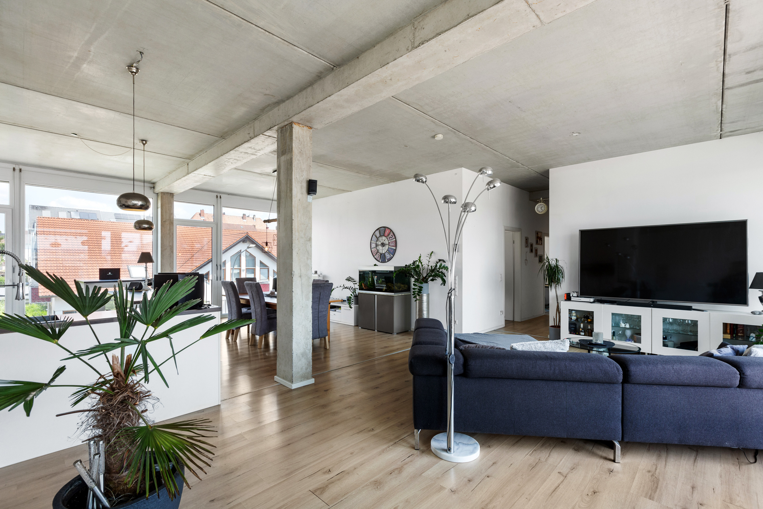 Eine luxuriöse 7,5 Zimmer Wohnung steht Ihnen im DG zur Verfügung. Eine luxuriöse 7,5 Zimmer Wohnung steht Ihnen im DG zur Verfügung.