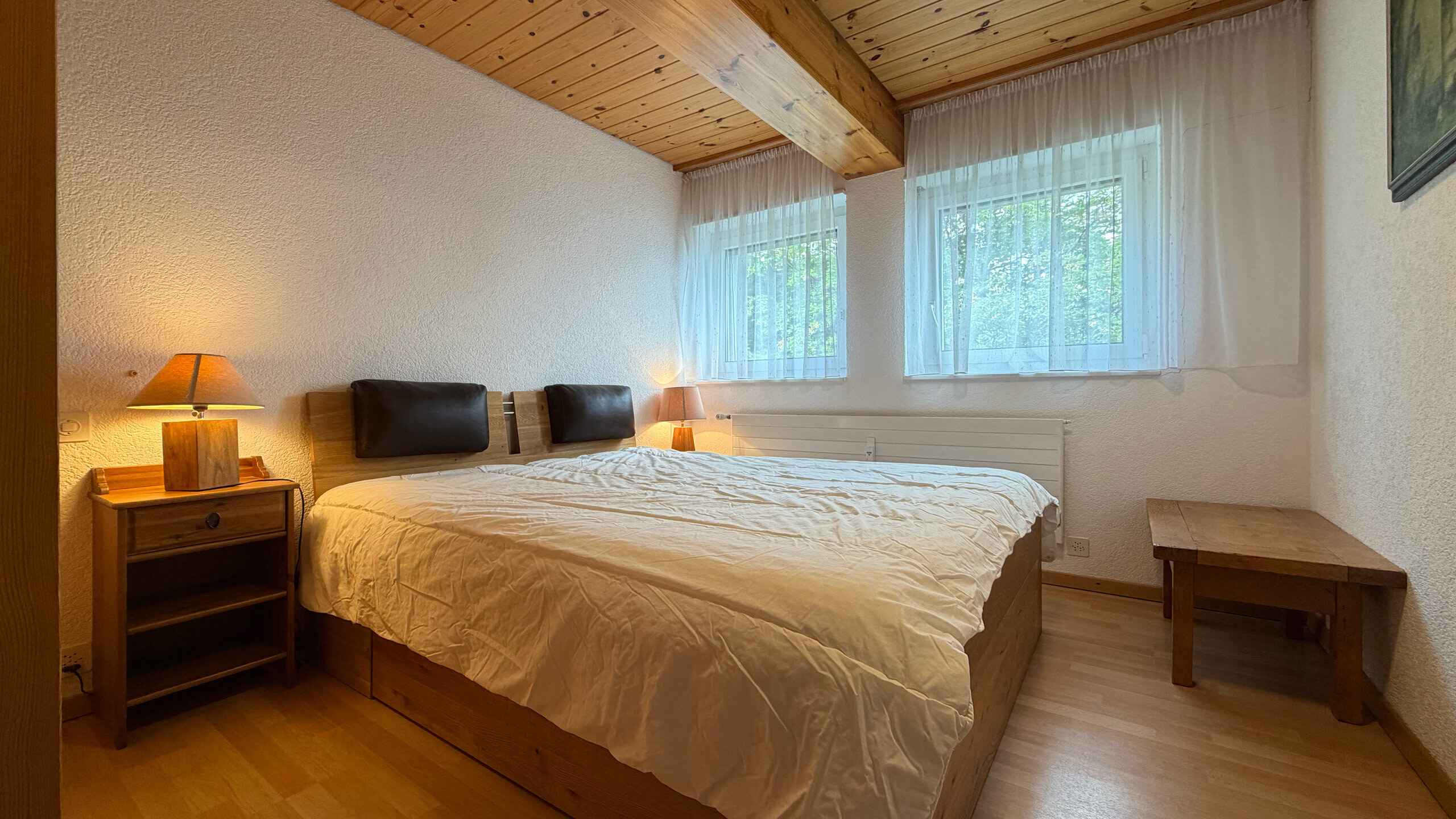 Chambre double avec armoires