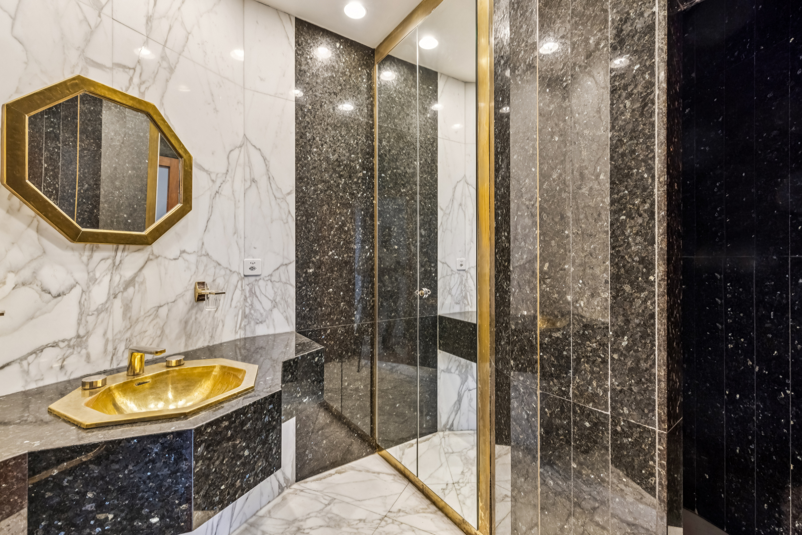 La salle de douche de la chambre parentale La salle de douche de la chambre parentale