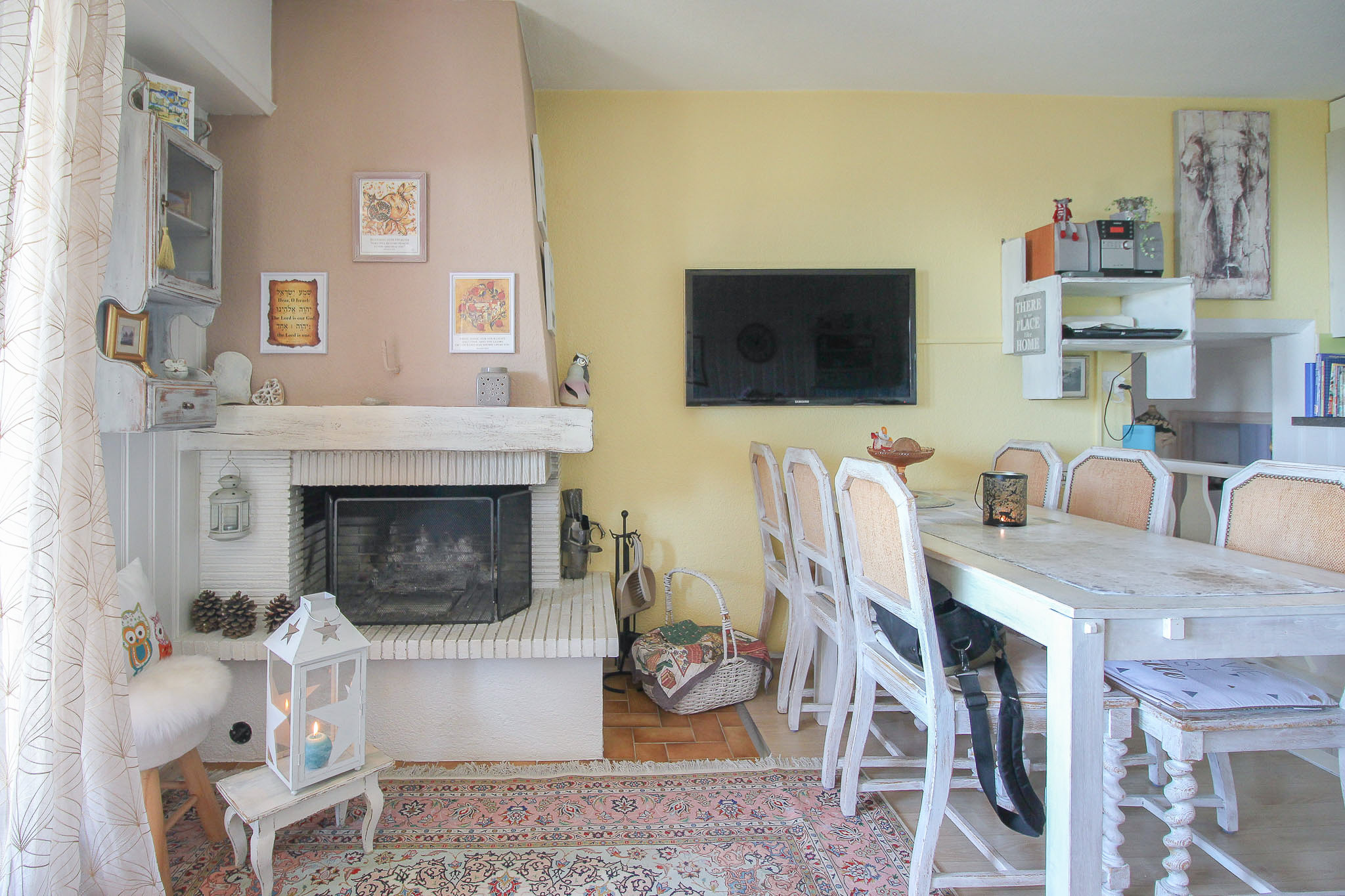 Espace séjour avec cheminée à bois