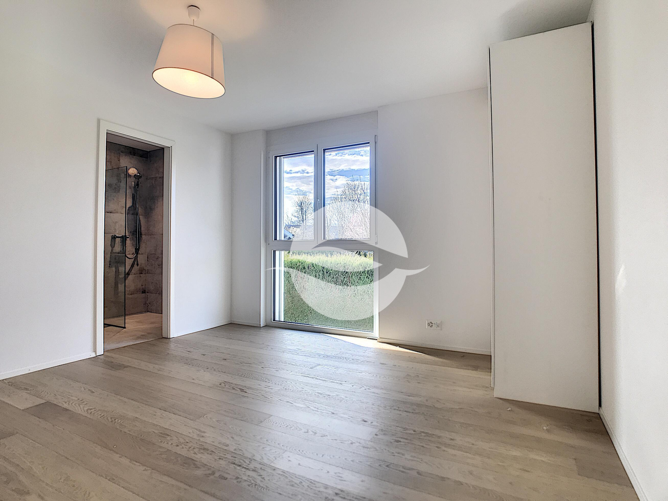 1er : 2ème Chambre à coucher avec armoire et salle de douche privée