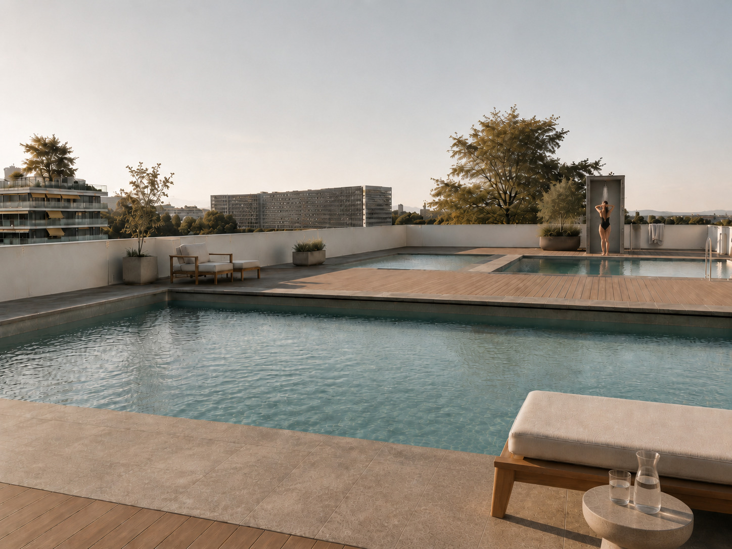une grande piscine dans une maison