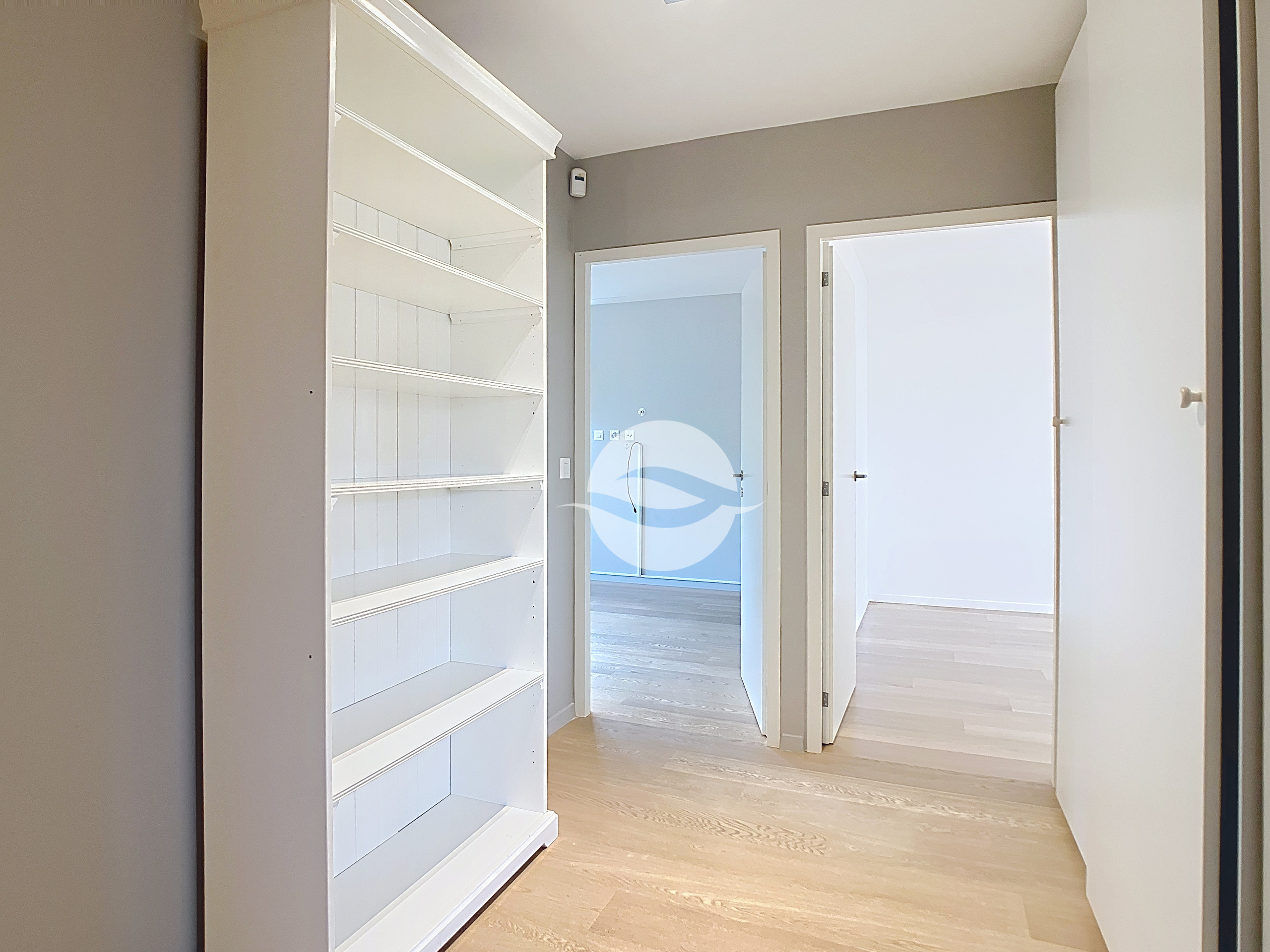 1er : Dégagement avec armoires