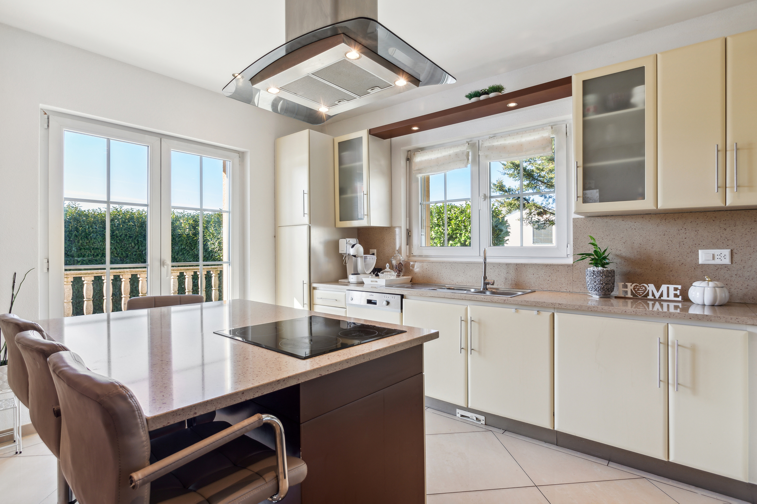 Cuisine fermée avec accès à la terrasse