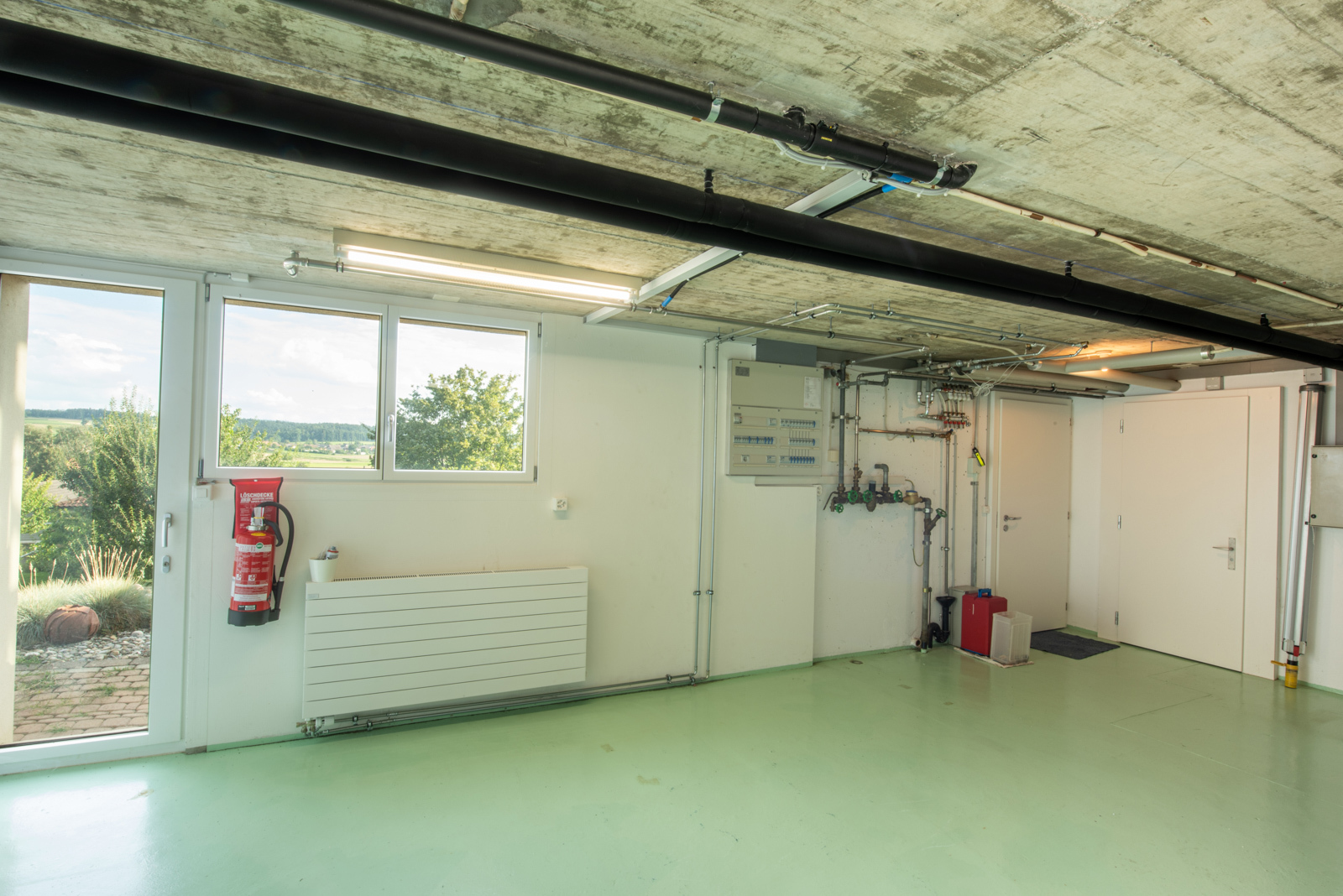 Waschküche 28 m2 mit Waschmaschine und Tumbler, Ausgang in den Steingarten. Waschküche 28 m2 mit Waschmaschine und Tumbler, Ausgang in den Steingarten.