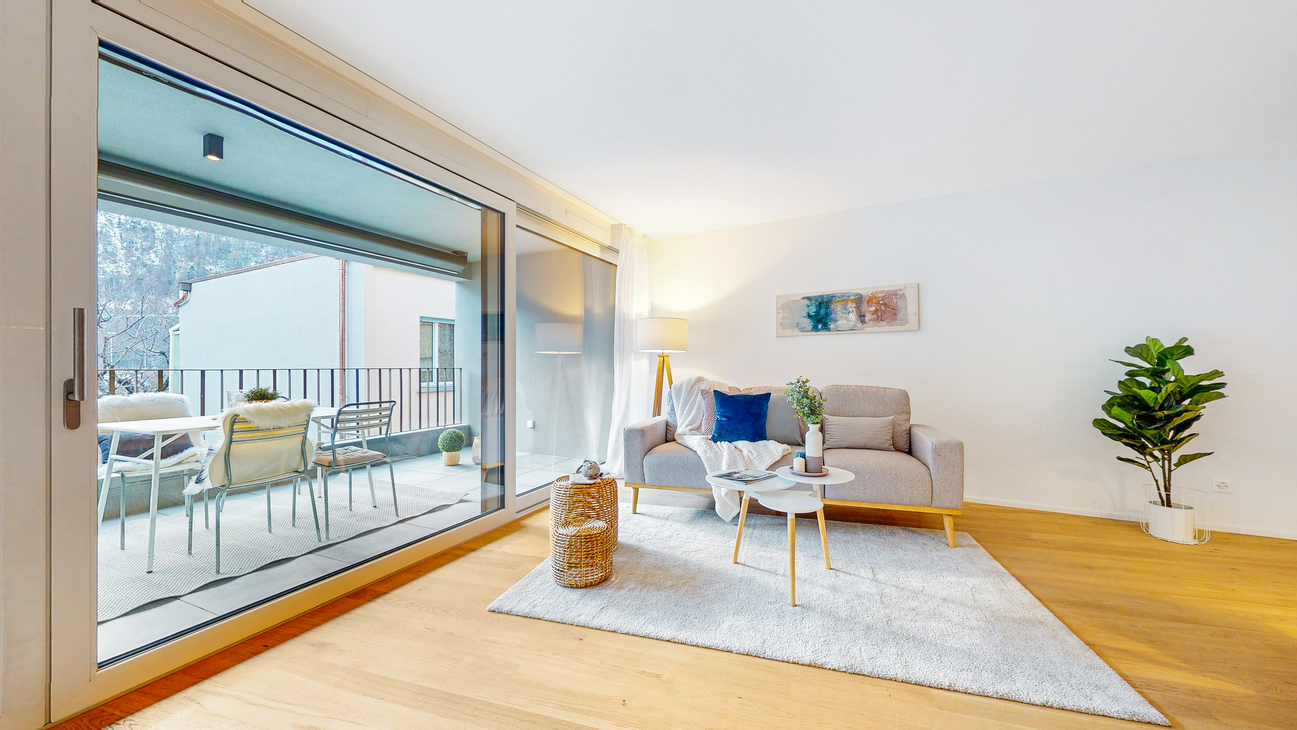 Wohnzimmer mit Zugang zum Balkon