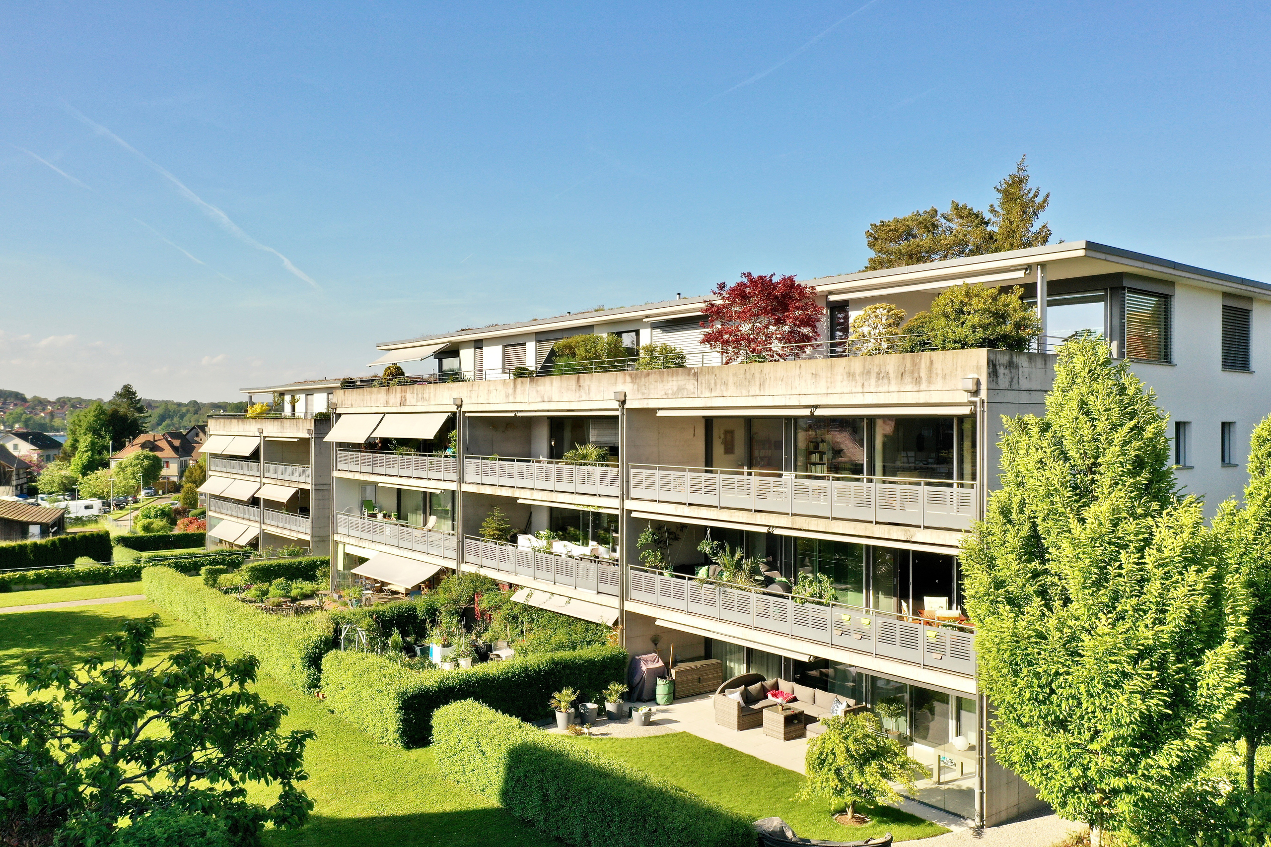 Moderne Wohnung mit sonnigem Balkon mitten im Grün.