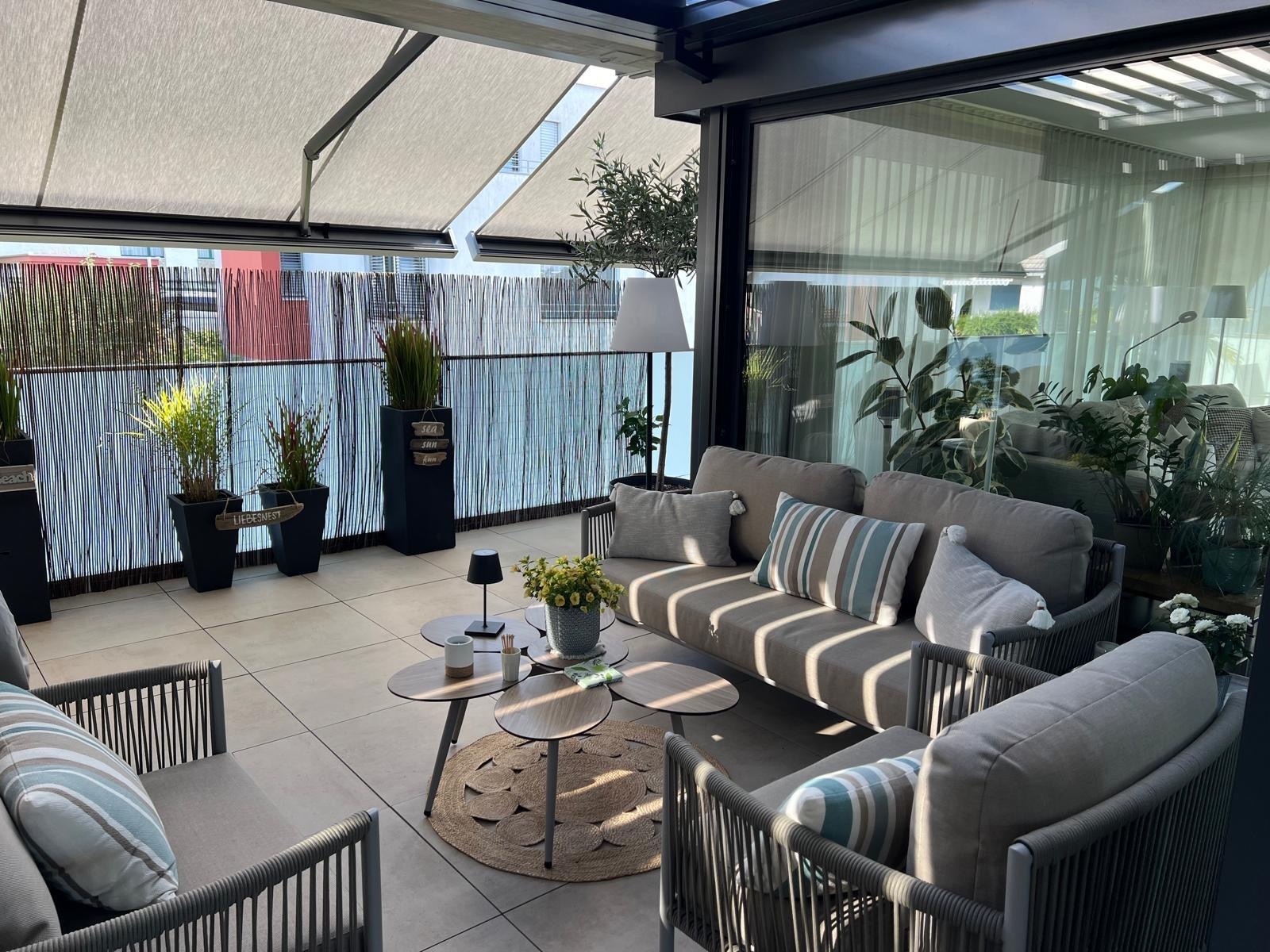 Patio mit beleuchteter, elektrisch verstellbarer Pergola