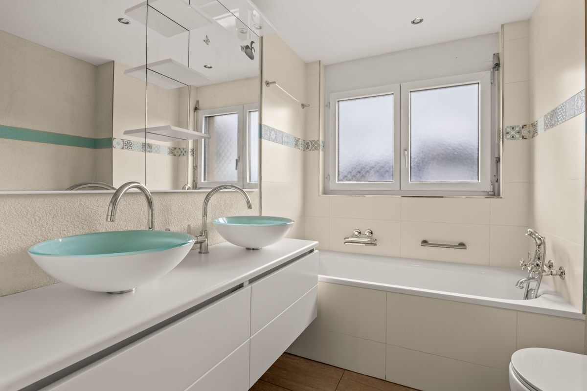 Nasszelle mit 2 Lavabos, Badewanne, Wärmestange, und WC-Marke Geberit Nasszelle mit 2 Lavabos, Badewanne, Wärmestange, und WC-Marke Geberit
