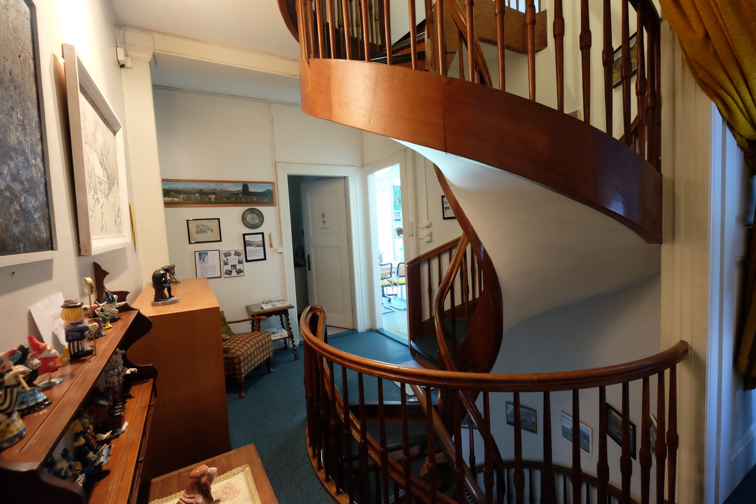 Vorplatz / Wendeltreppe 1. OG Vorplatz / Wendeltreppe 1. OG