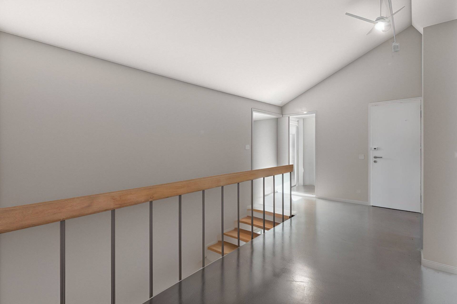 escalier à l'étage supérieur (entrée)