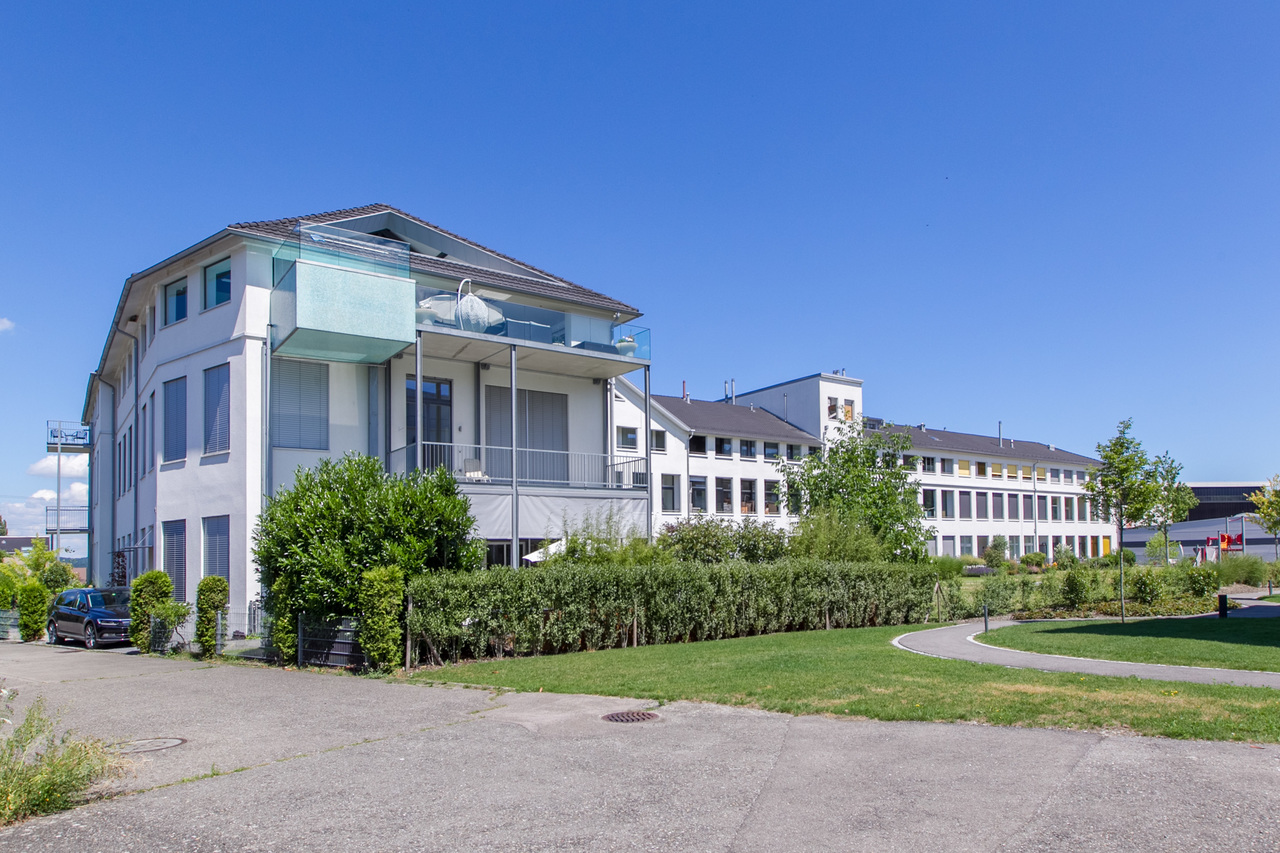 Teilgedeckte Loggia mit Swimmingpool. Teilgedeckte Loggia mit Swimmingpool.