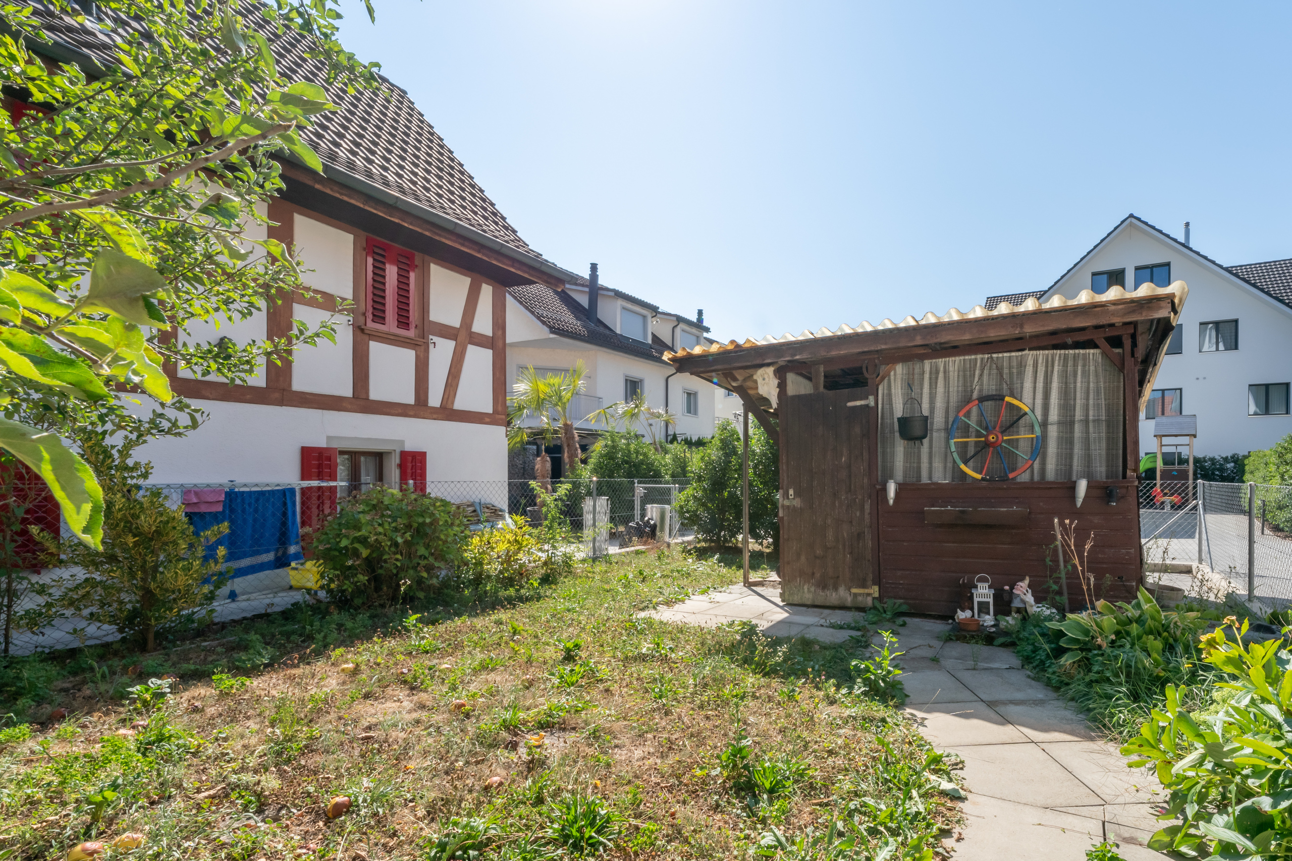 heimeliger Garten mit Gartenhäuschen heimeliger Garten mit Gartenhäuschen