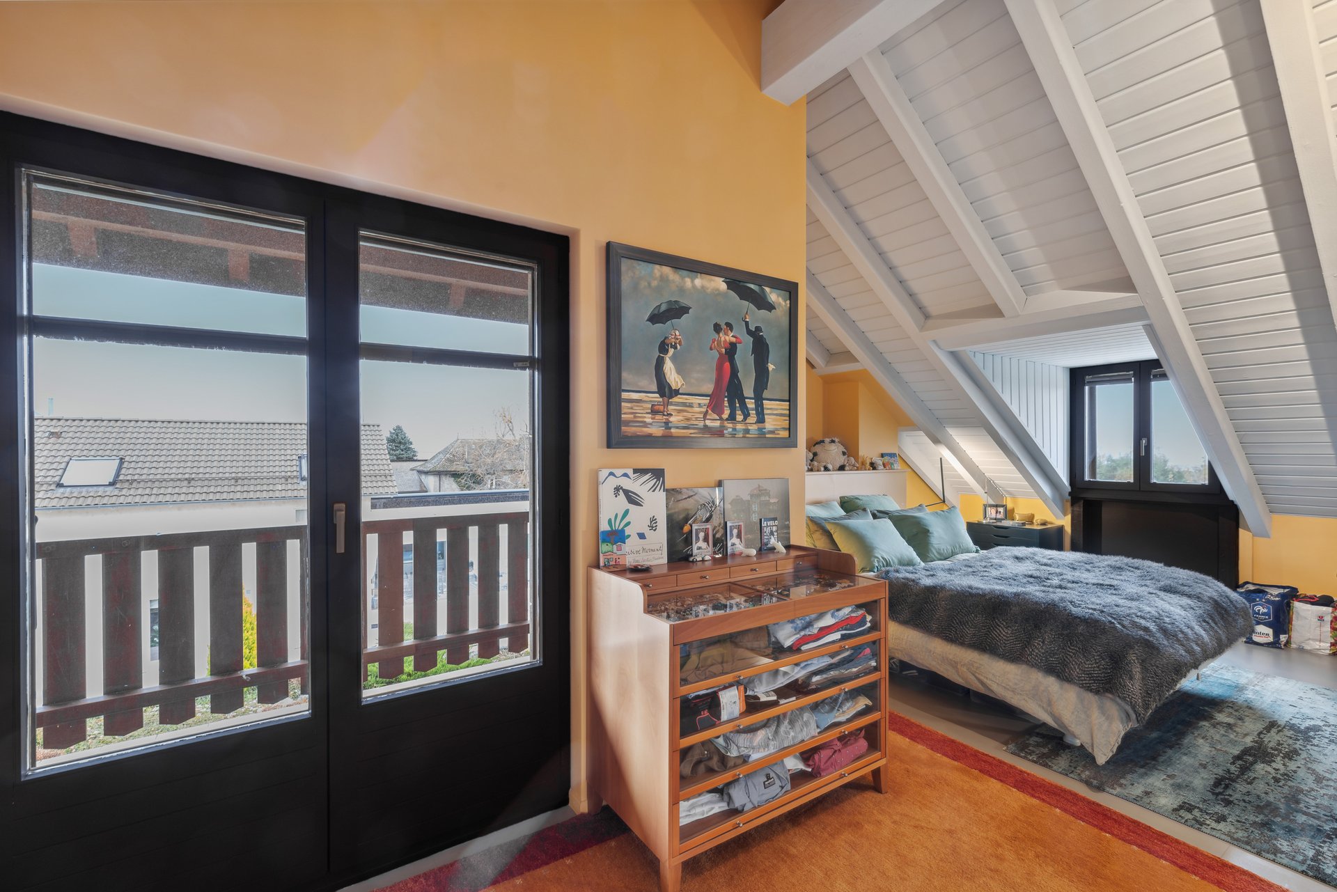 Chambre à coucher avec balcon, dressing et salle de bains en suite