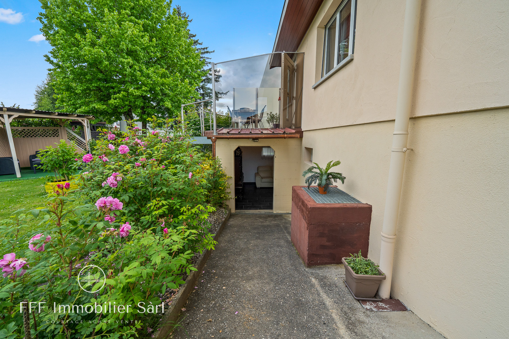 Jardin vue entrée carnotzet Jardin vue entrée carnotzet