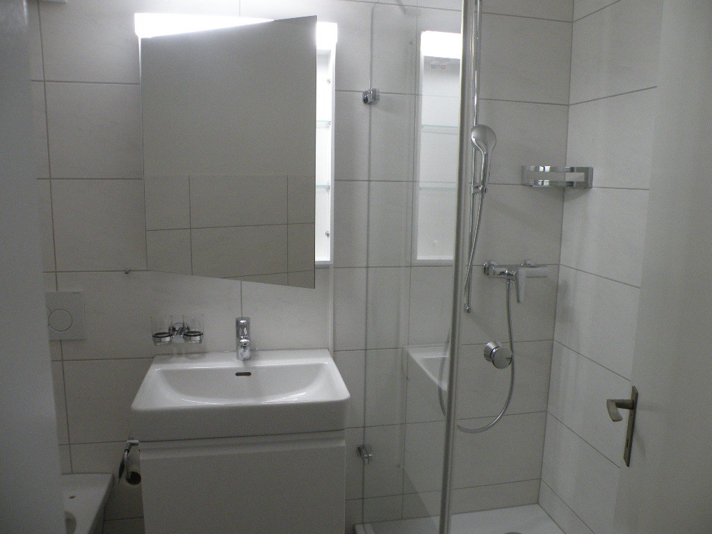 Das Bad mit Dusche....