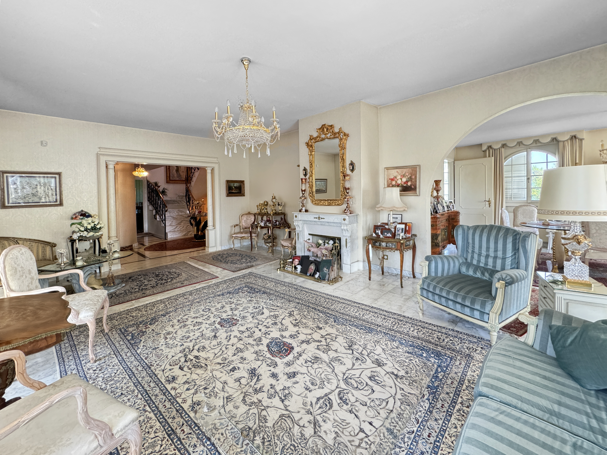 Séjour avec ouverture sur le hall d'entrée et la salle à manger