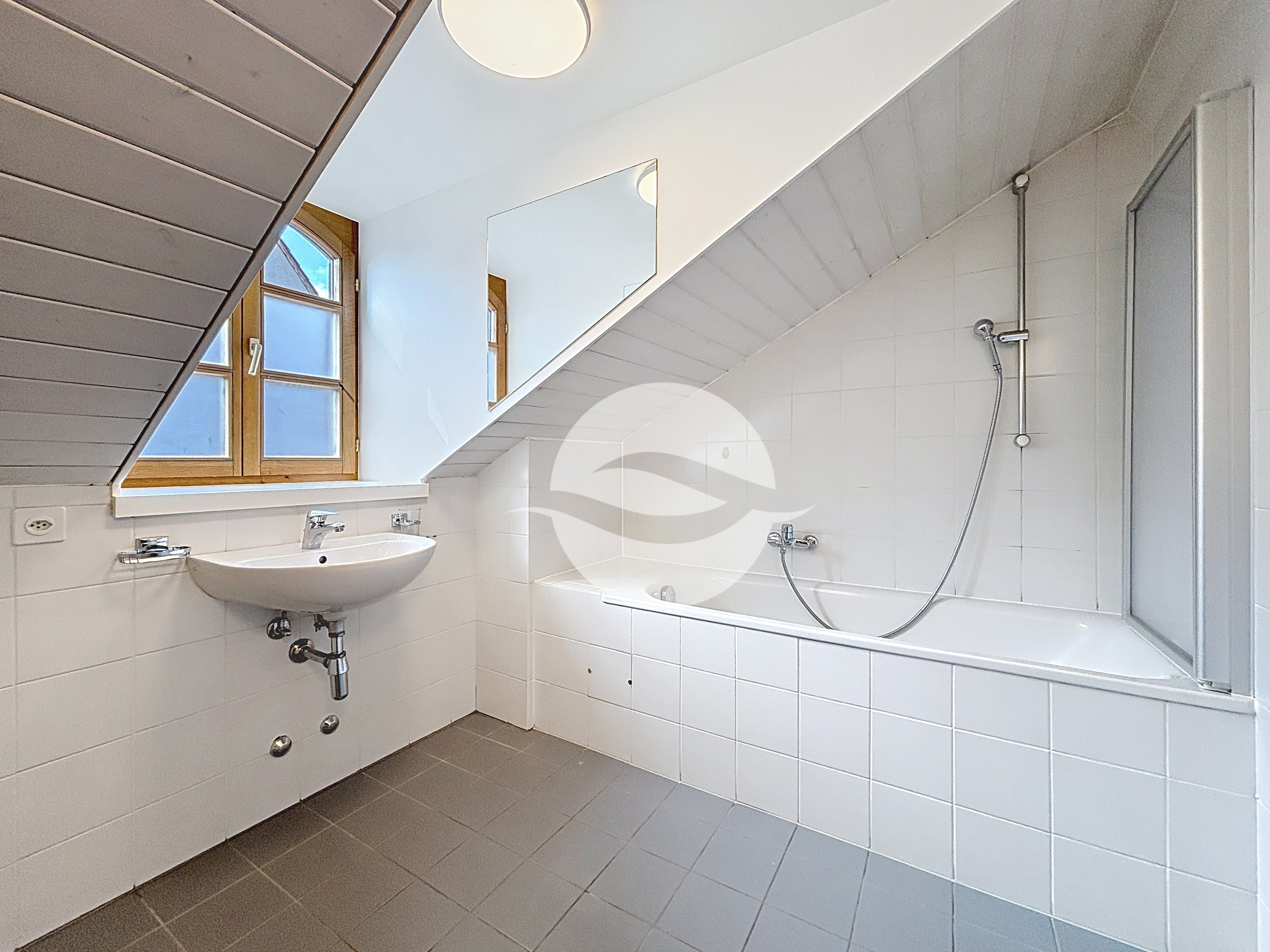 Salle de bains lumineuse avec toilettes