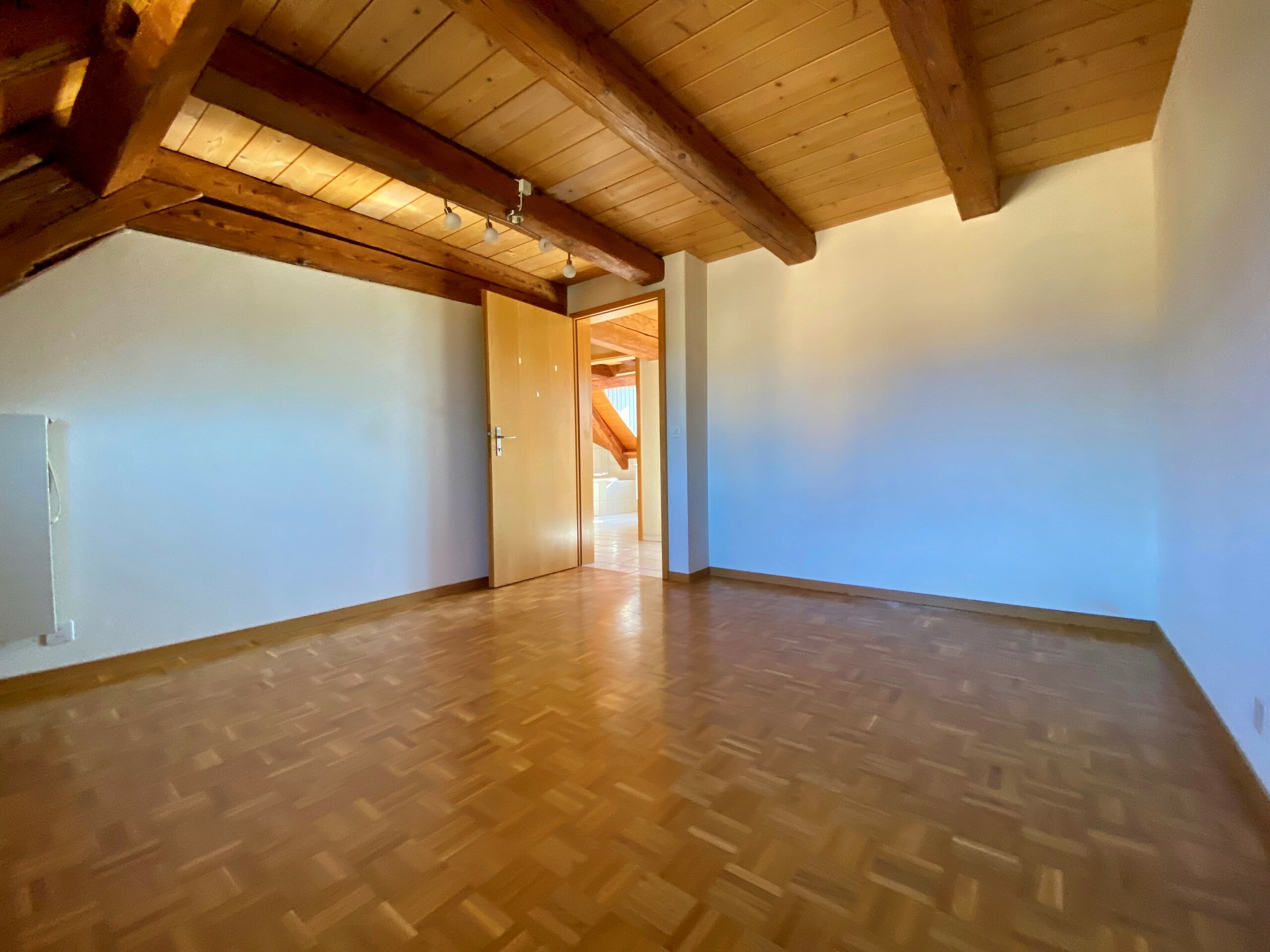 3. 5 Zi.-Wohnung DG Zimmer 2 3. 5 Zi.-Wohnung DG Zimmer 2