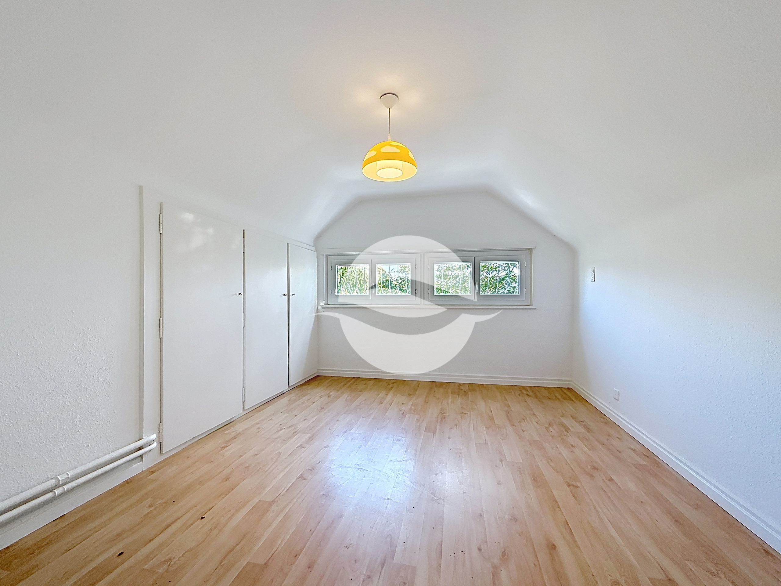 Combles : Chambre avec armoires et réduit