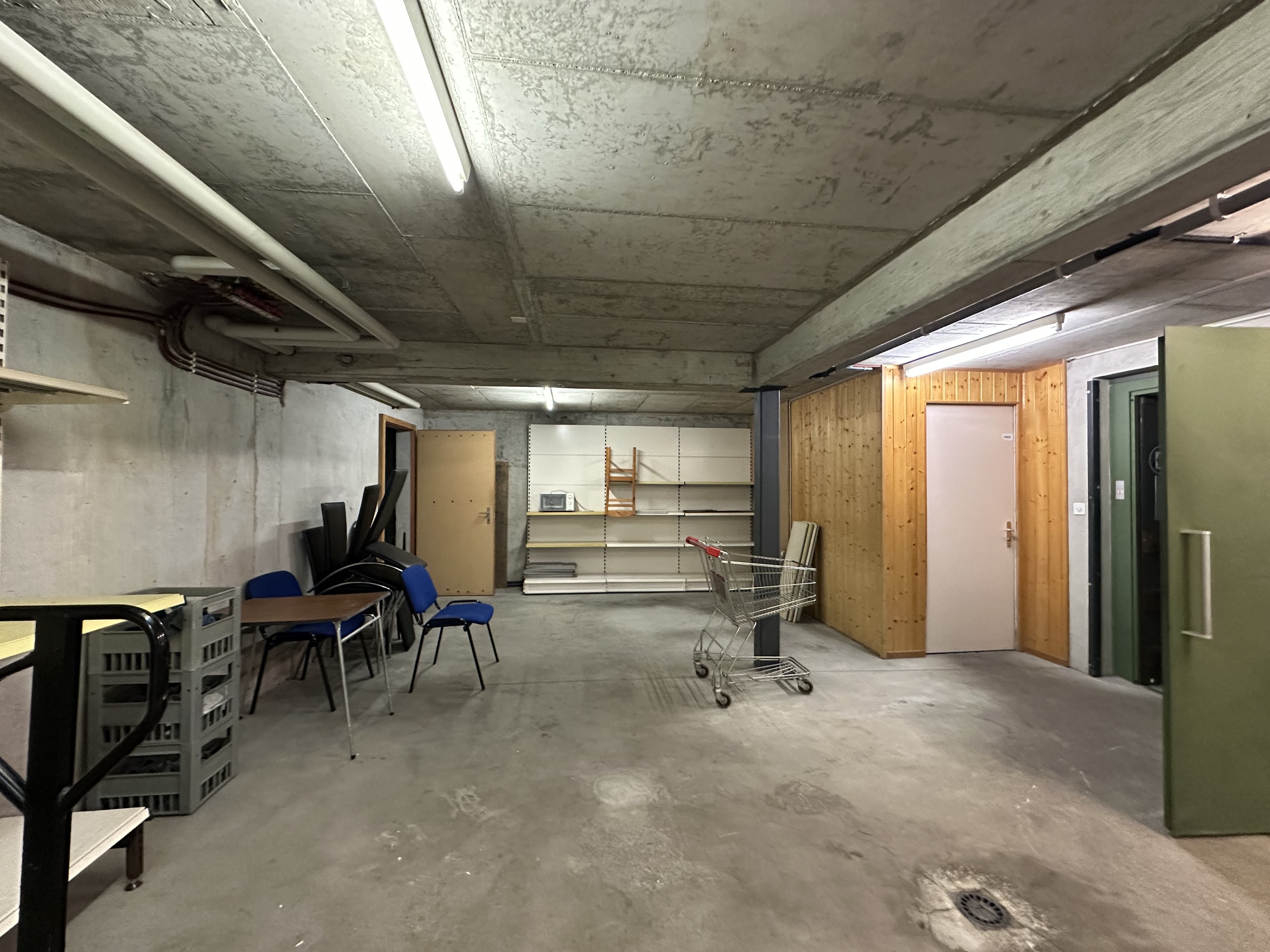 Dépôt avec monte-charge