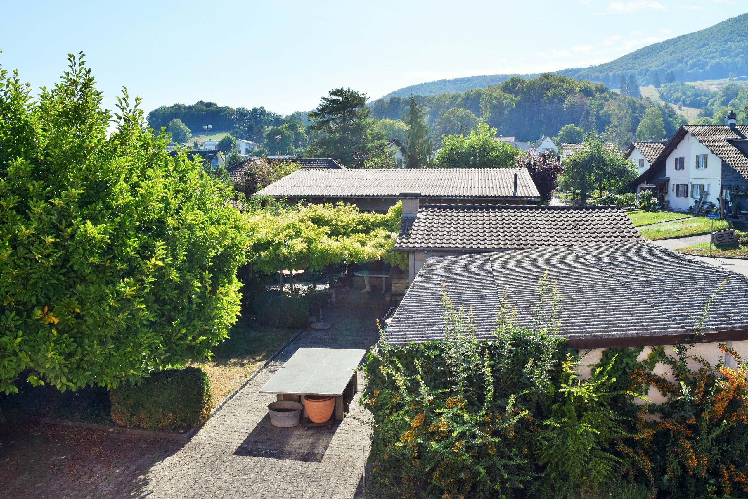vue sur les garages et la pergola vue sur les garages et la pergola